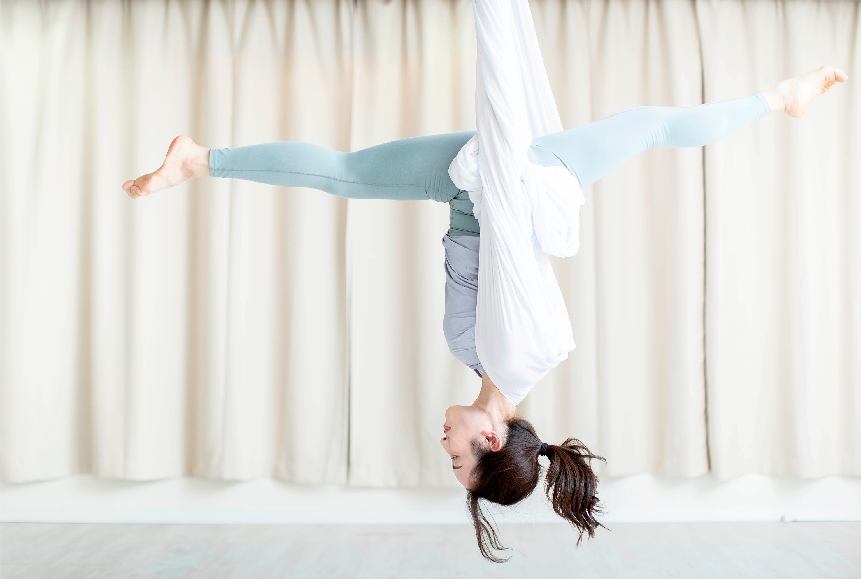 空中ヨガのレッスン風景