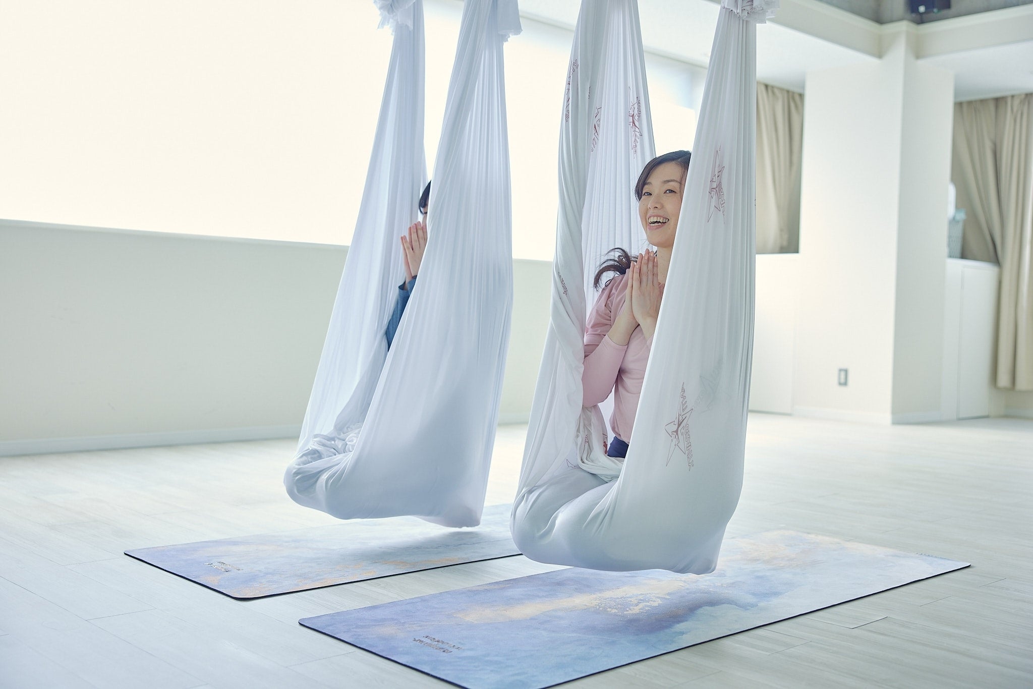 空中ヨガで心と体を解放！ハンモック、シルク、フープetc…／空中ヨガ