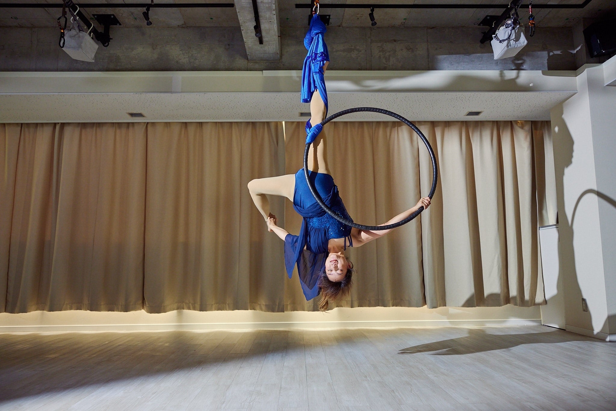 空中ヨガで心と体を解放！ハンモック、シルク、フープetc…／空中