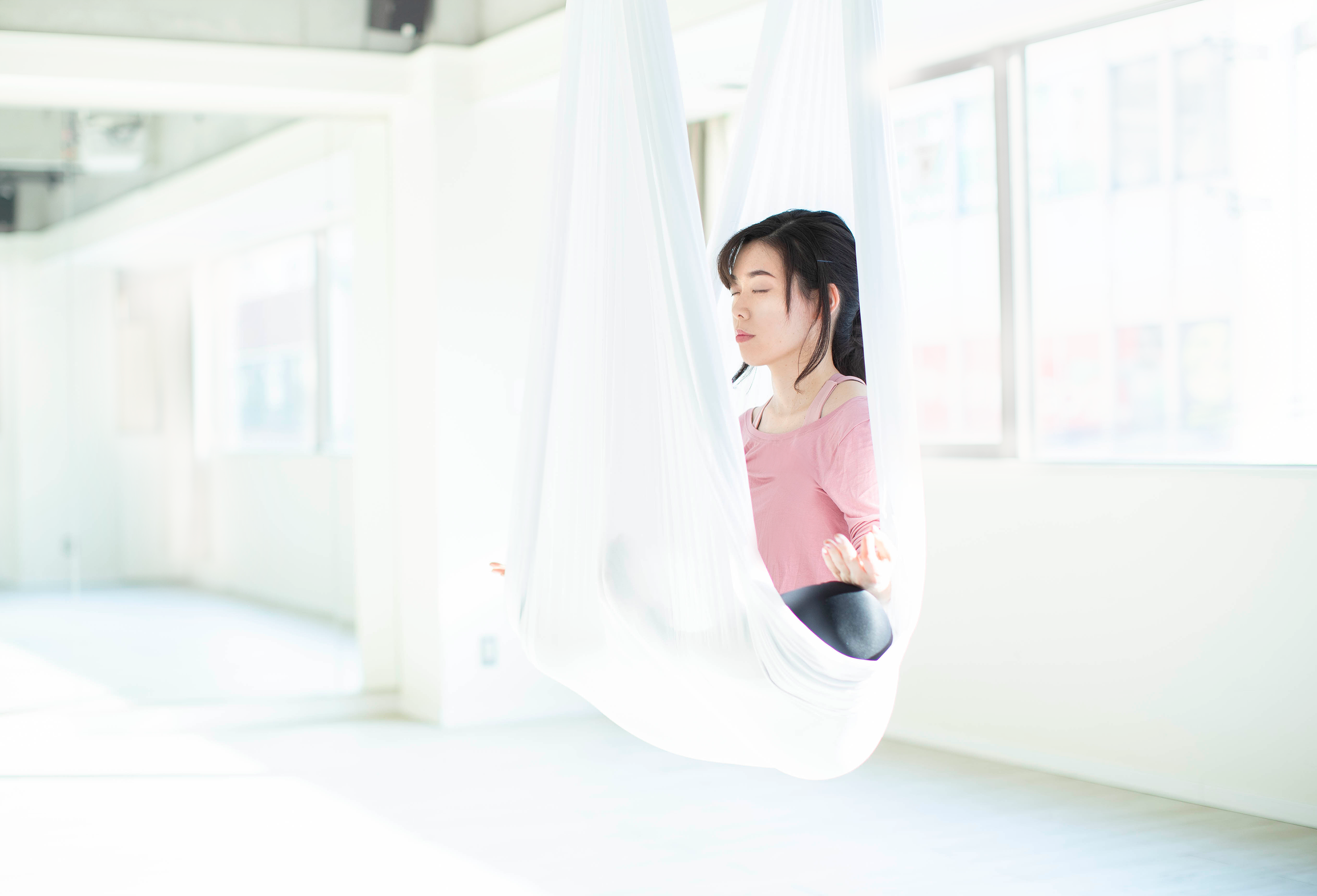  「空中ヨガコーチング／逆さまの世界から見る自分」　イメージ