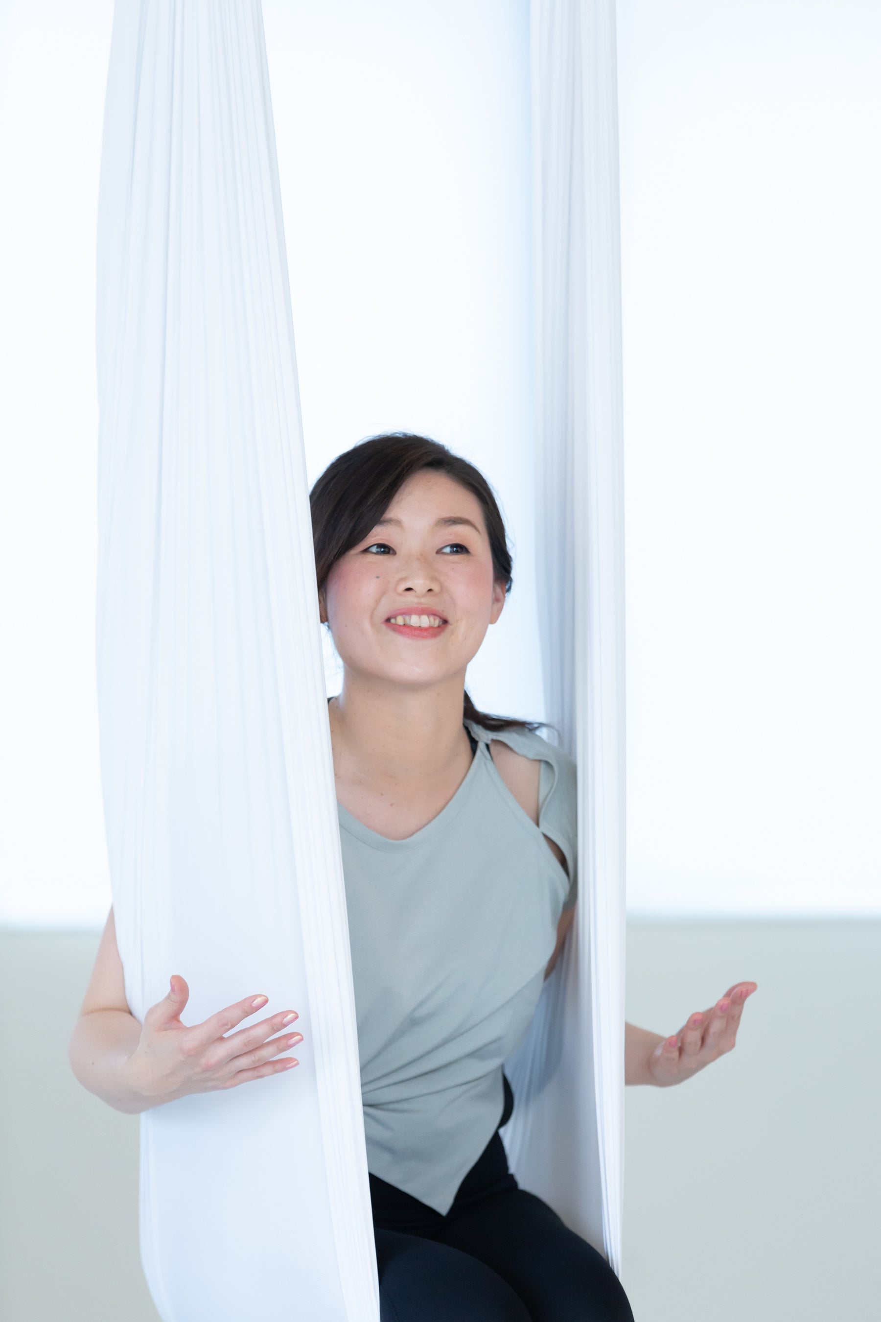 背骨や骨盤、股関節などのゆがみを調整する空中ヨガは、実は気持ちにもゆとりのスペースを作りだすもの、と語るAi先生。