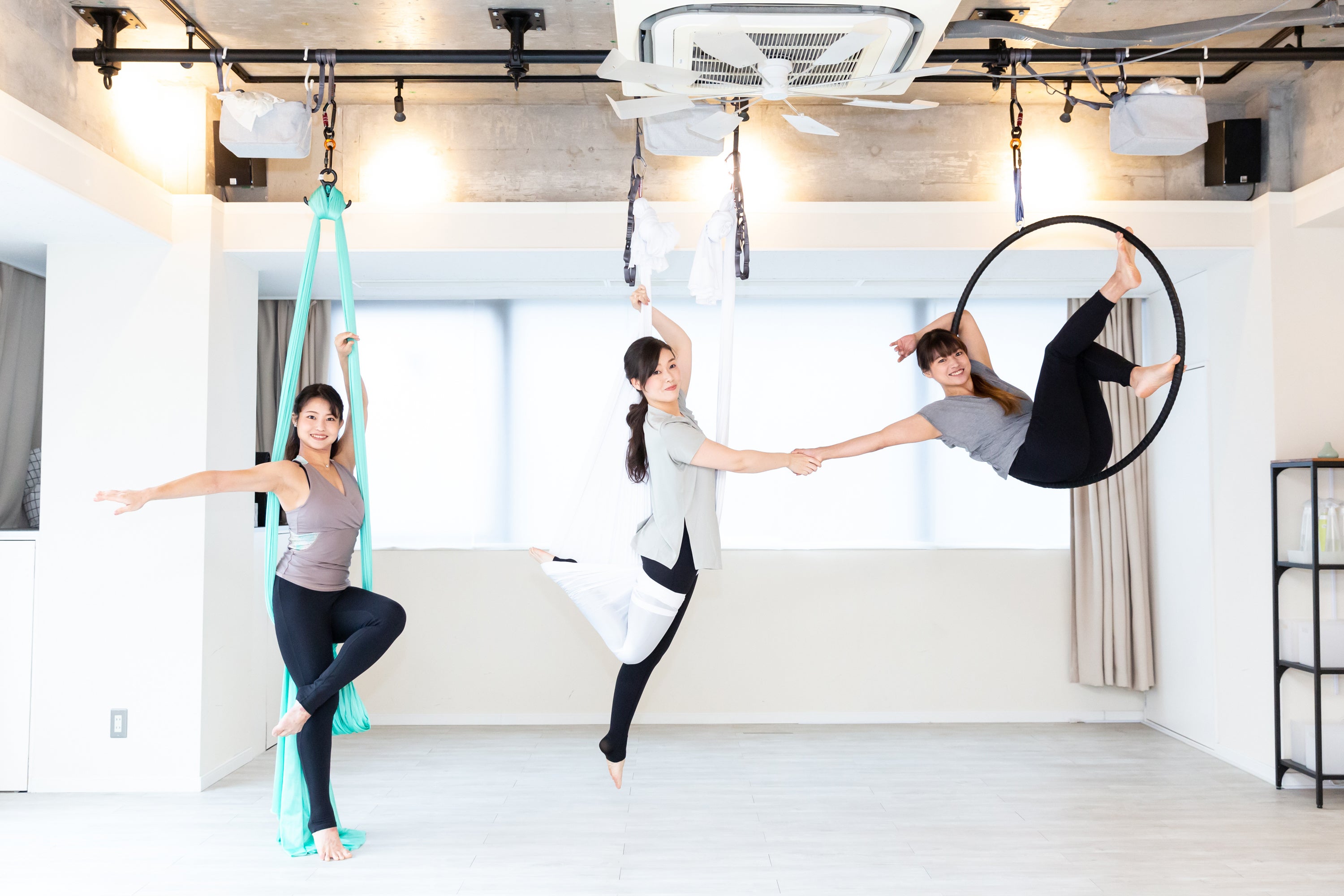 ３人のぴったりと合った呼吸が空中ヨガの楽しさをより実感させてくれる。