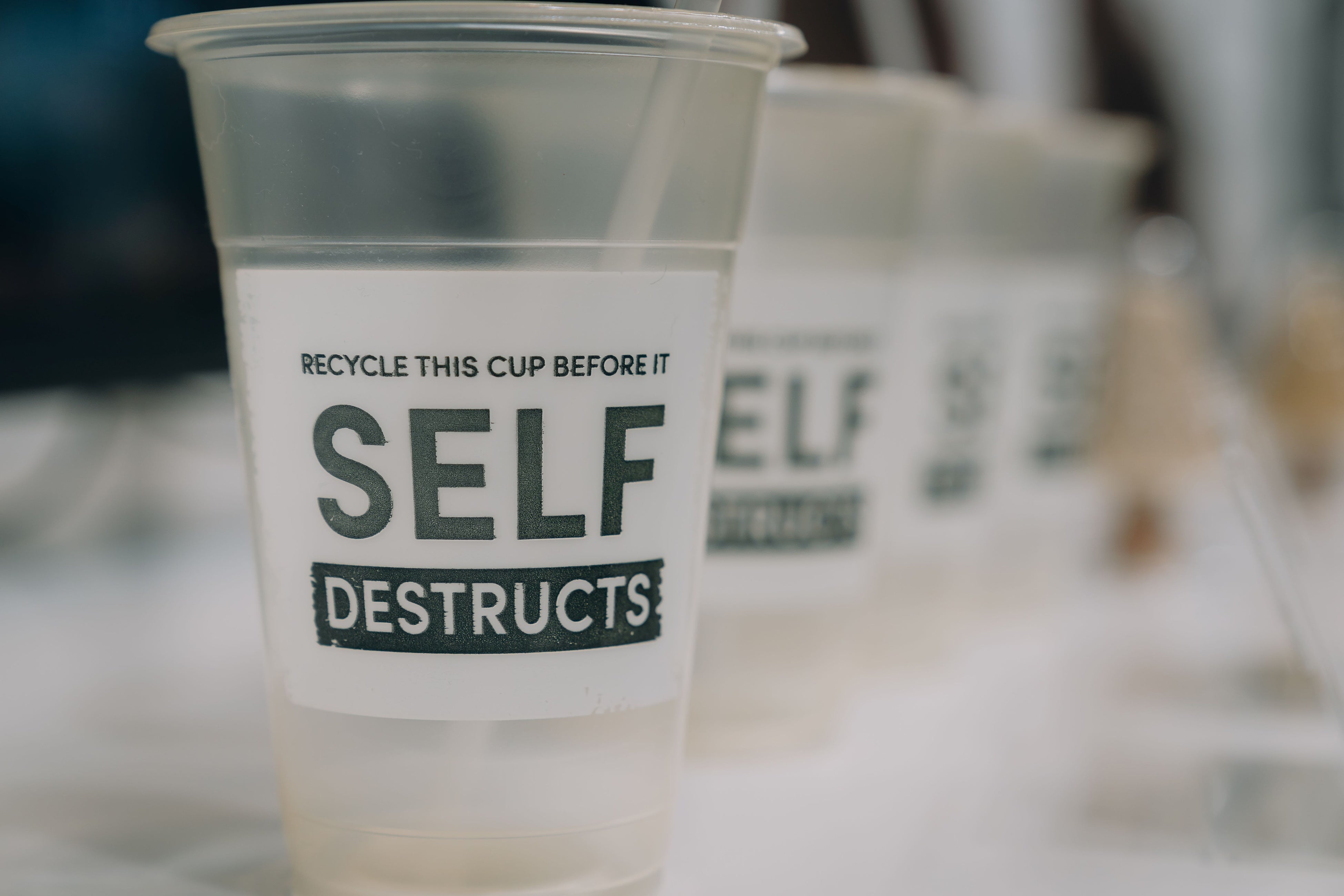 lyfecycleを使用して製造された、一定期間後に生分解するプラスチックカップ。