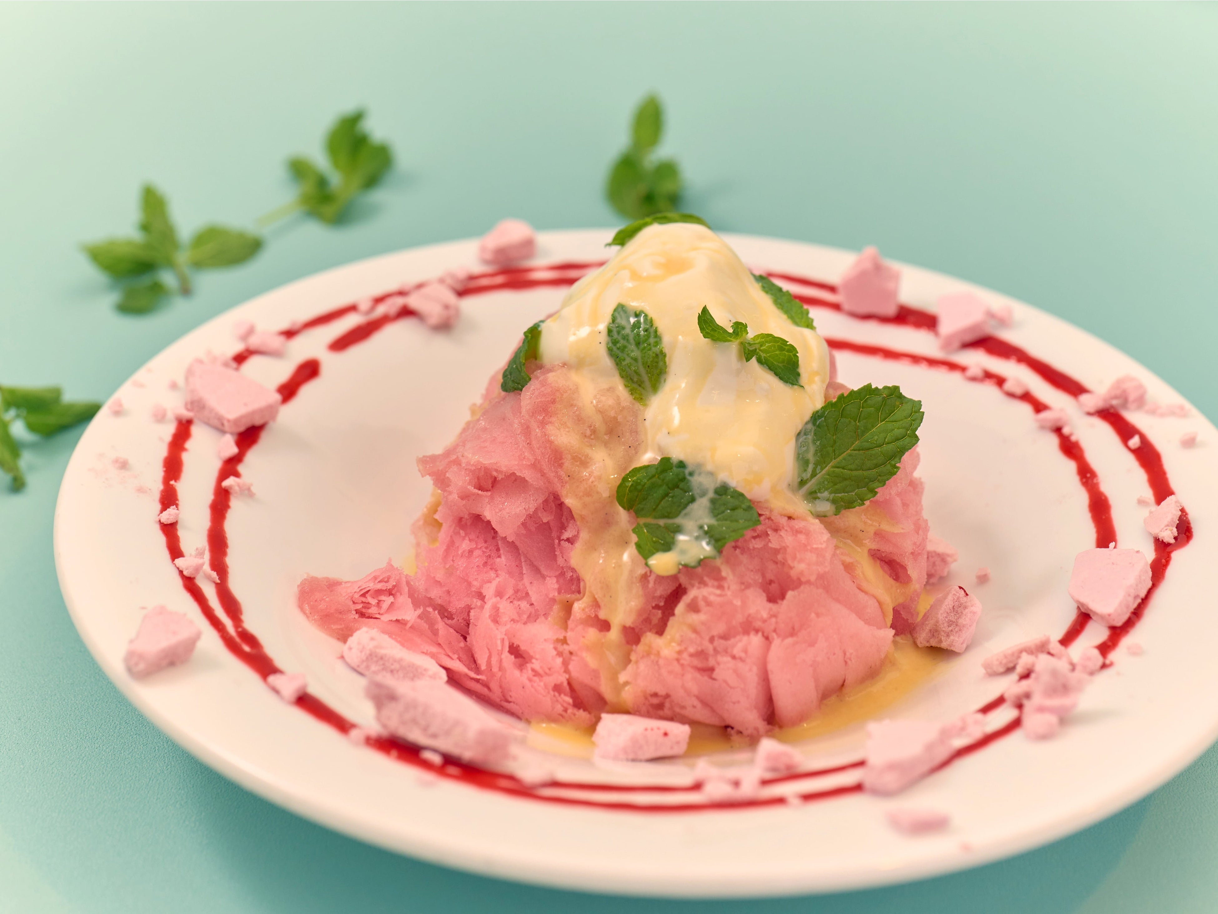 鮮やかなピンクは桃やラズベリーから抽出した天然の色素を使用