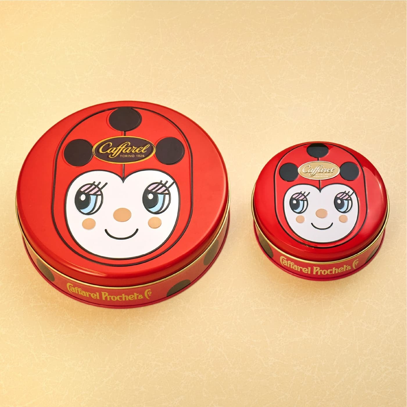 特大サイズのチョコラティーノ大(左)、通常サイズのチョコラティーノ(右)