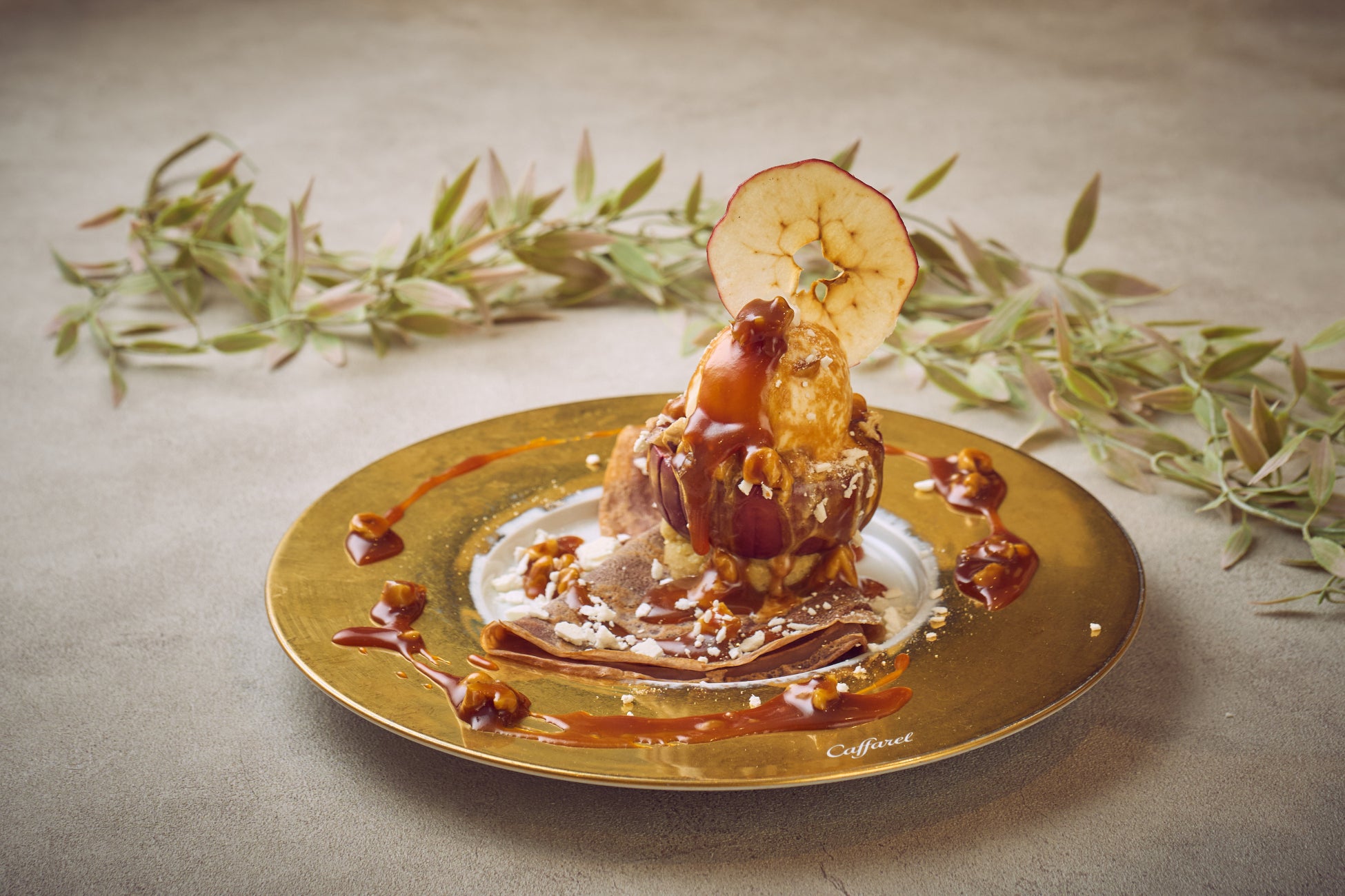 メインディッシュの「トロトロ焼きリンゴのジェラート添えwithキャラメルソース」