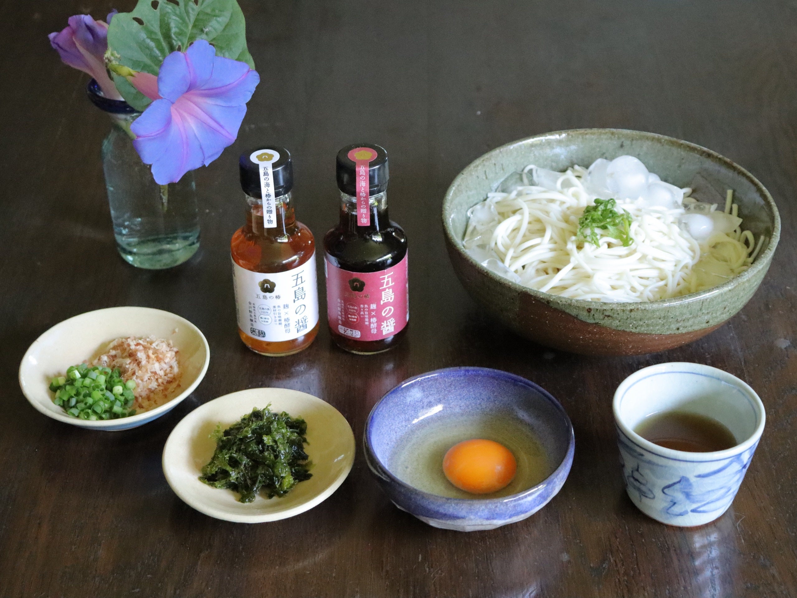 五島うどんは夏場は「冷やしうどん」、五島うどんは冬場はあつあつの「地獄炊き」がおすすめ