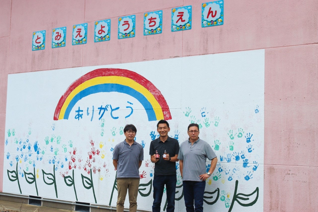 【写真右】「五島の醤」を共同開発した五島の椿株式会社の谷川富隆社長（左）と金沢鮮魚の金澤竜司社長（右）