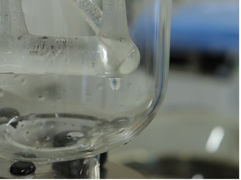 椿葉 蒸留の様子