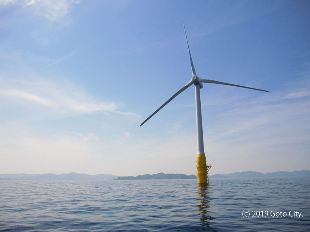 五島市福江島崎山沖に浮かぶ付帯式発電機「はえんかぜ」 写真提供:五島市