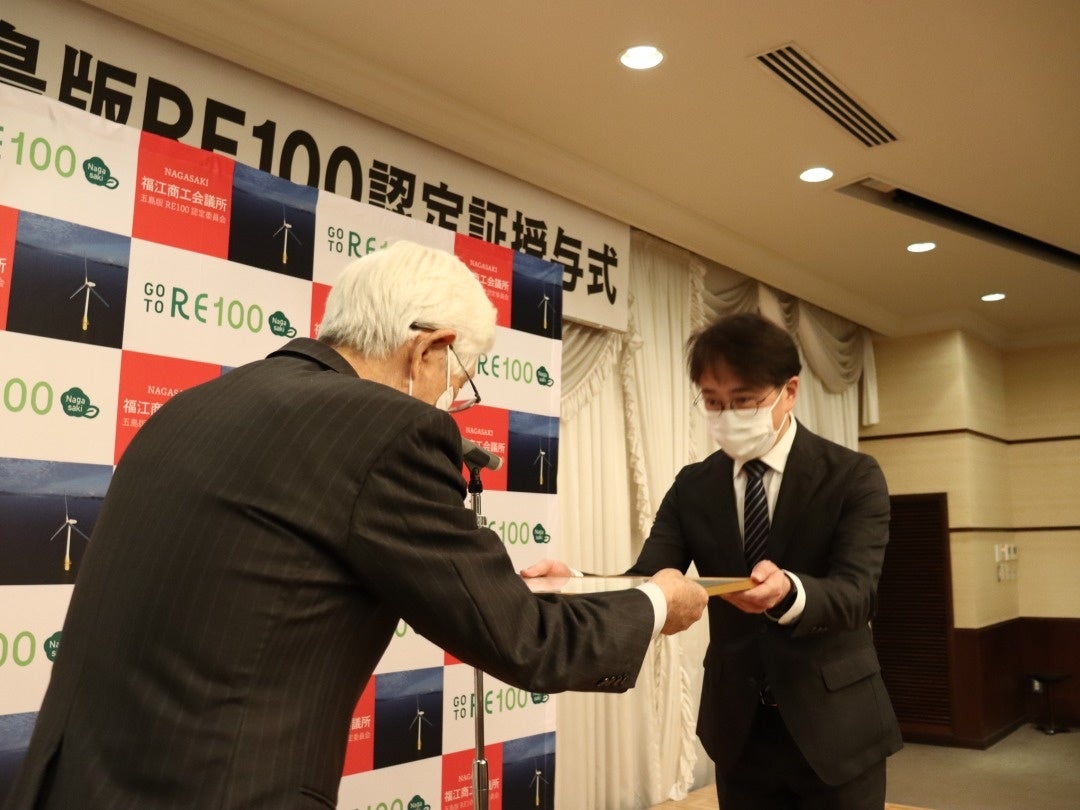 福江商工会議所 清瀧会頭から認定証を受ける五島の椿株式会社 代表 谷川