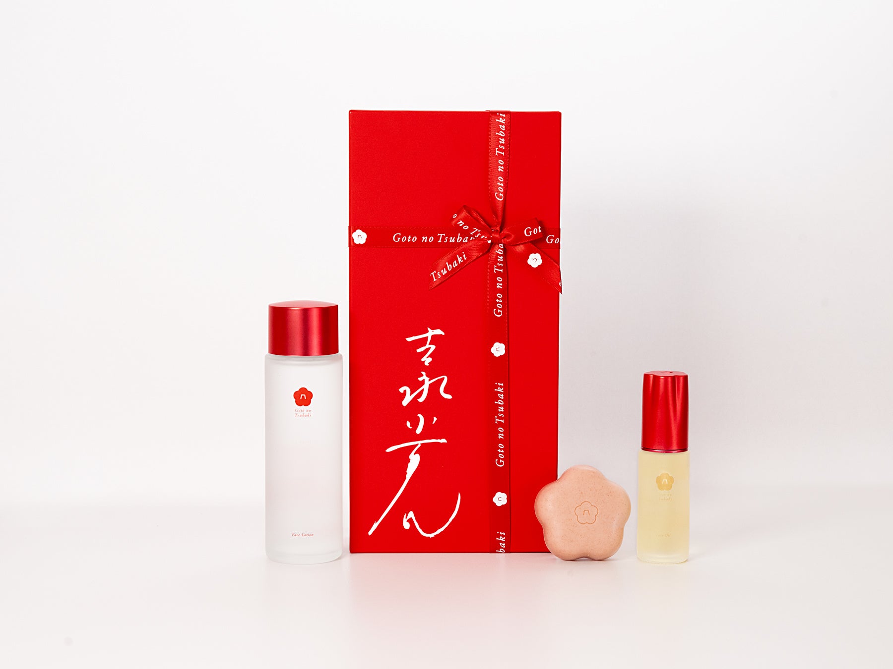 吉永小百合さん直筆サイン入り ギフトボックス(左から:椿の葉 保湿水 150mL、椿酵母せっけん 60g、椿酵母オイル 30mL)