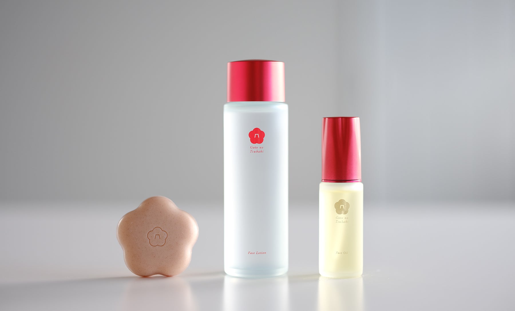 左から,椿酵母せっけん 60g、椿の葉 保湿水 150mL、椿酵母オイル 30mL