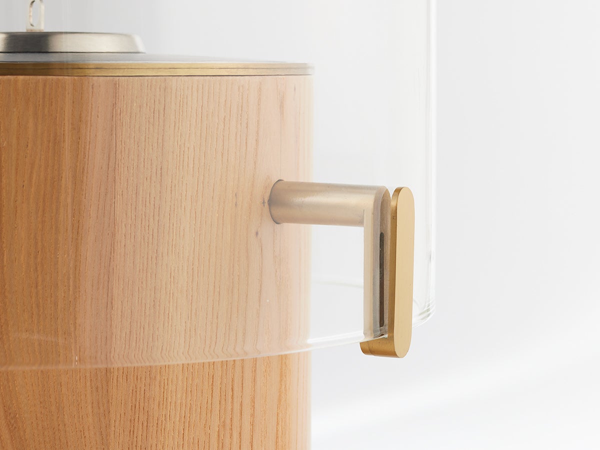 管ガラスを使用。耐熱性があるだけでなくエッジ部分に丸みを持たせ安全面にも配慮しています。