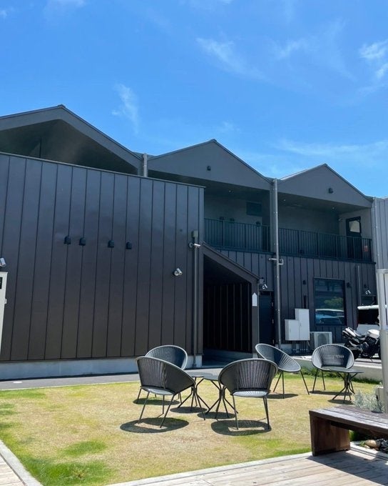 外の飲食エリアは開放的なオープンテラス