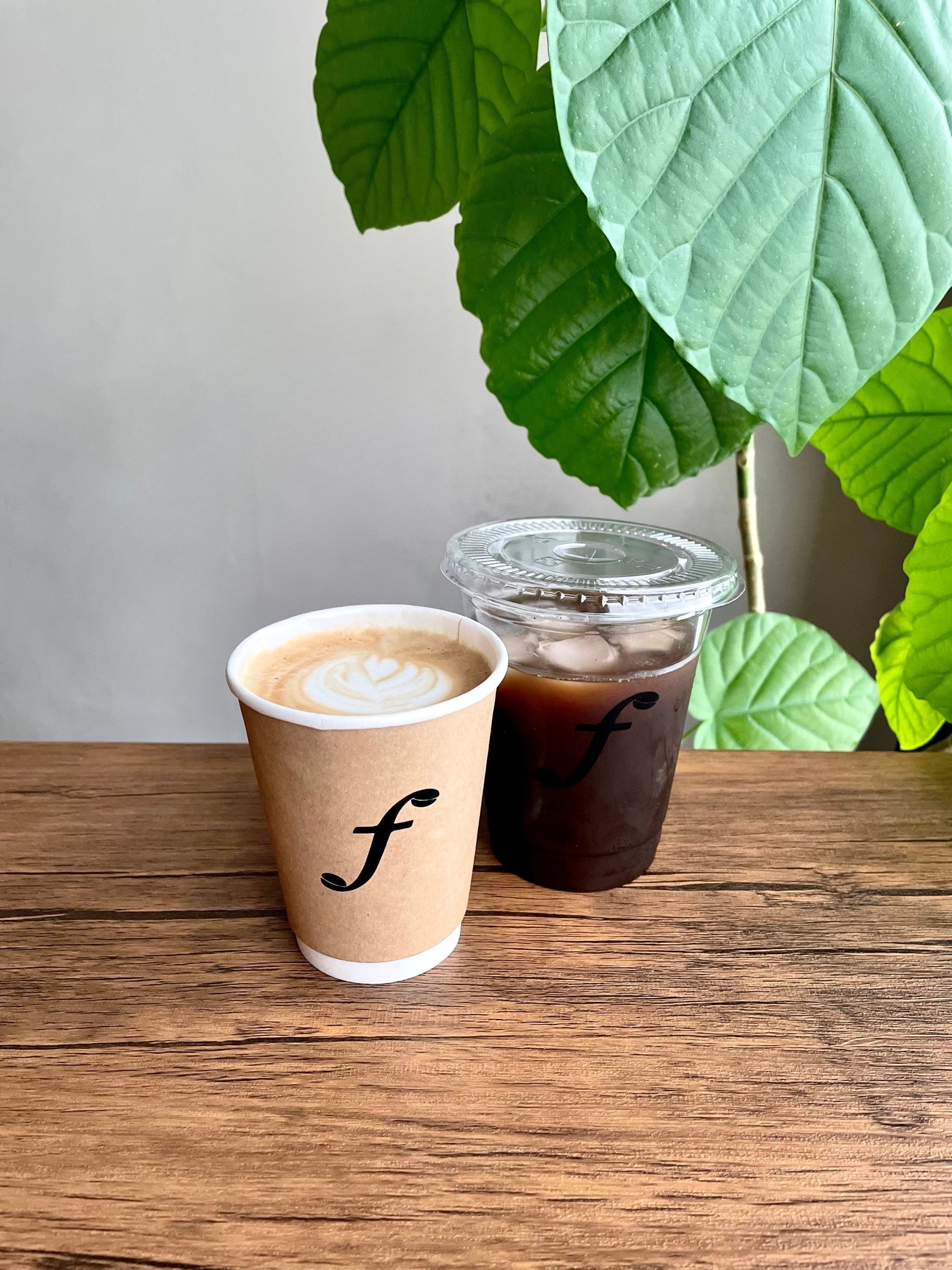 左 カフェラテ 右 ロングブラック