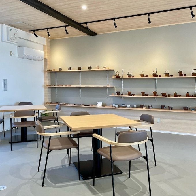 店内から行き来できるギャラリー『gallery of NyucoDeco』で飲食OK