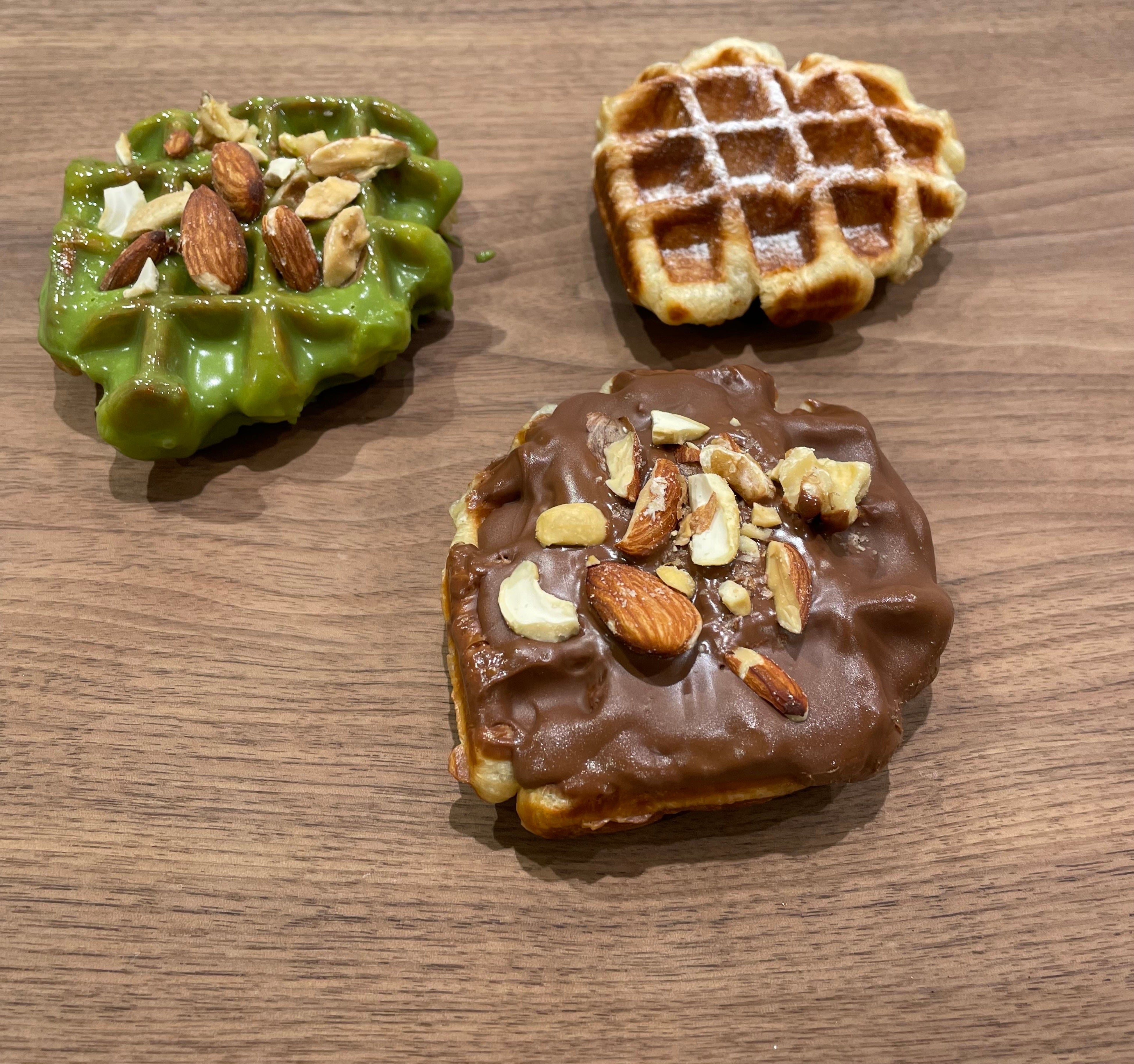 クロッフルはチョココーティング＆ナッツで満足度抜群（土日限定）