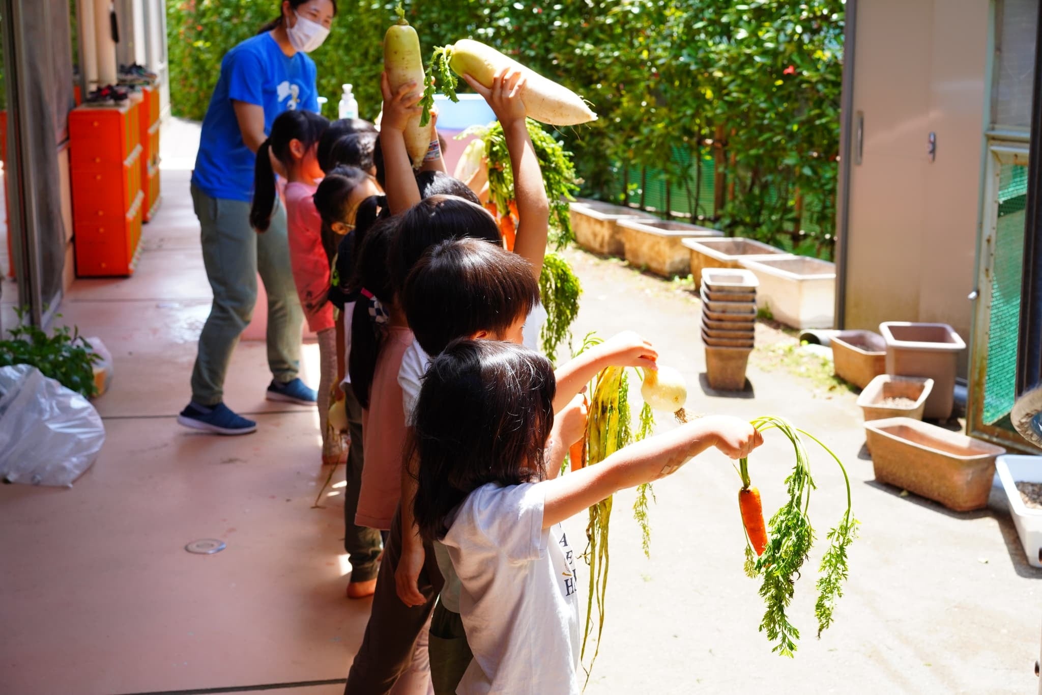 野菜を洗い終わった園児