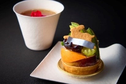 スイーツとバラの紅茶イメージ