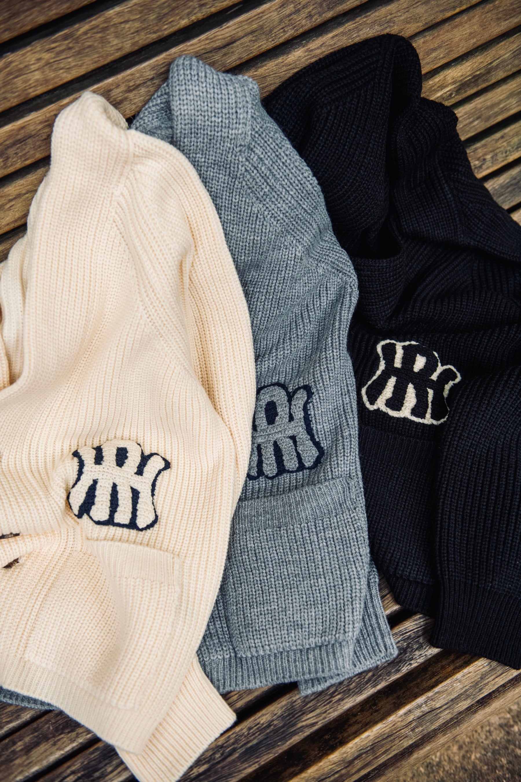 HOLLYWOOD RANCH MARKET】「HR」ワッペンをあしらった新作ニット