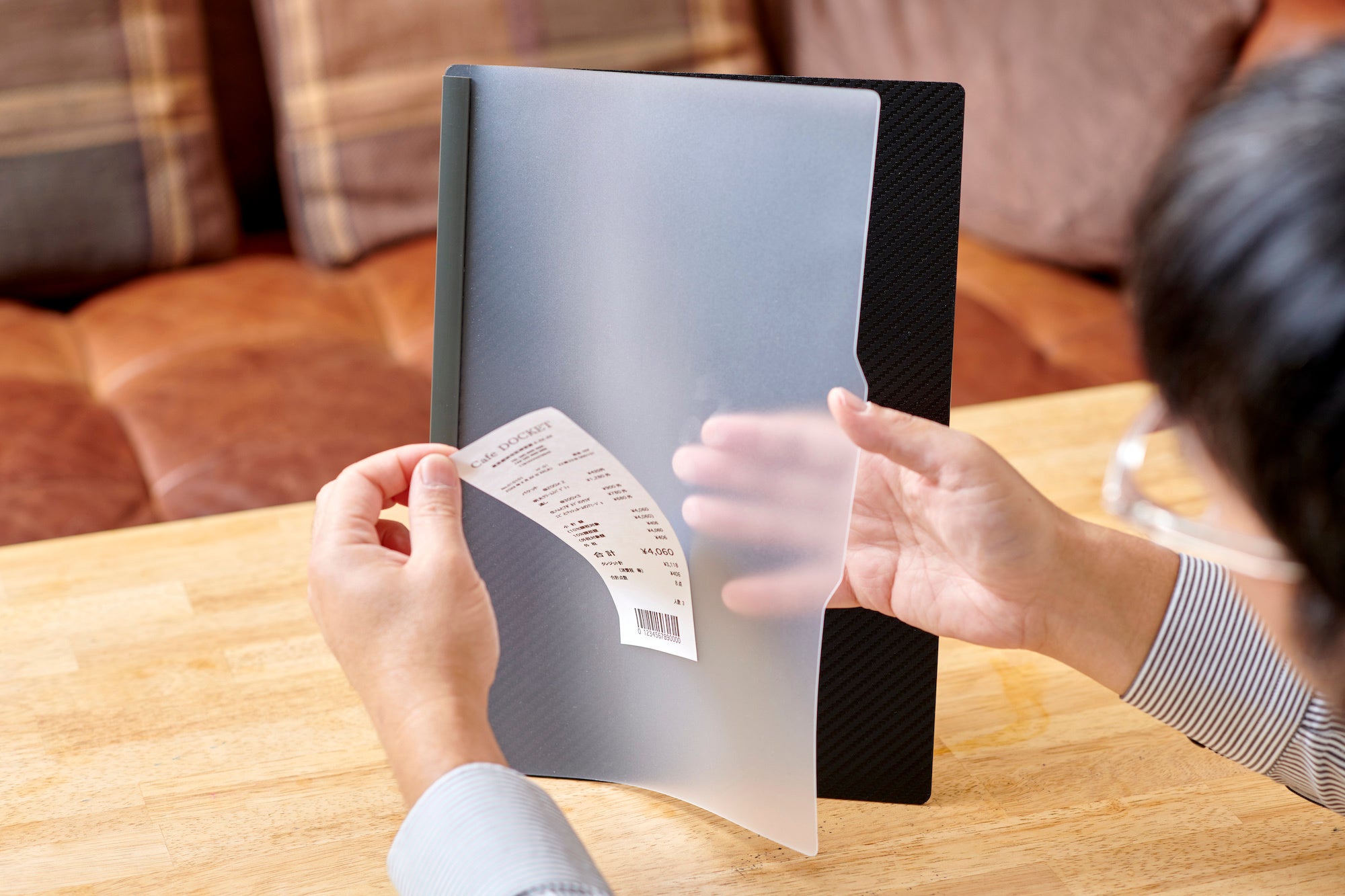 領収書を剥がす様子