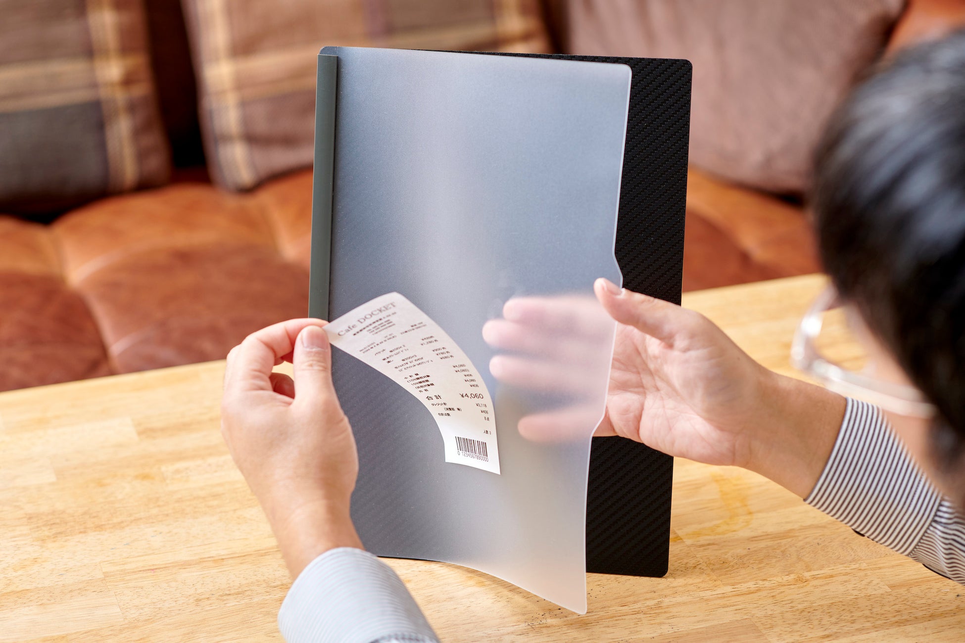 領収書を剥がす様子