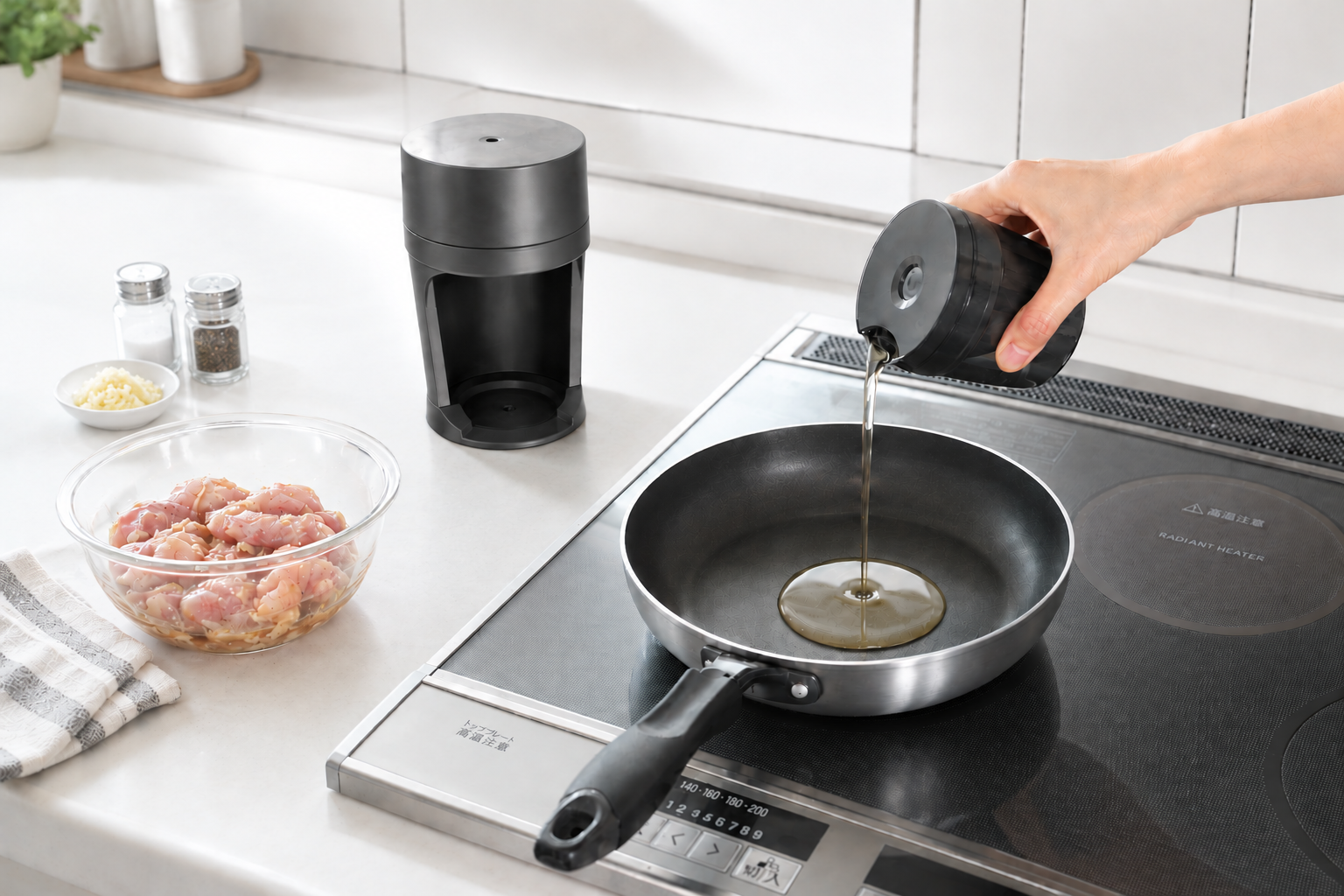 少量の油で手軽に揚げ焼き。使った油をろ過して、毎日の料理に使い回せる新発想のミニオイルポット「ドリップロカポット」10月30日発売