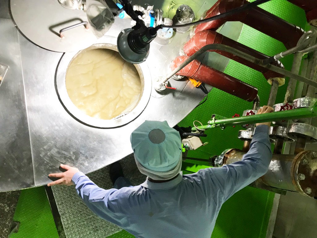 目で見るだけでなく、音や匂い、味や手ざわりを確認しながら五感をフルに働かせて、職人が石けんの微妙な変化を調整している