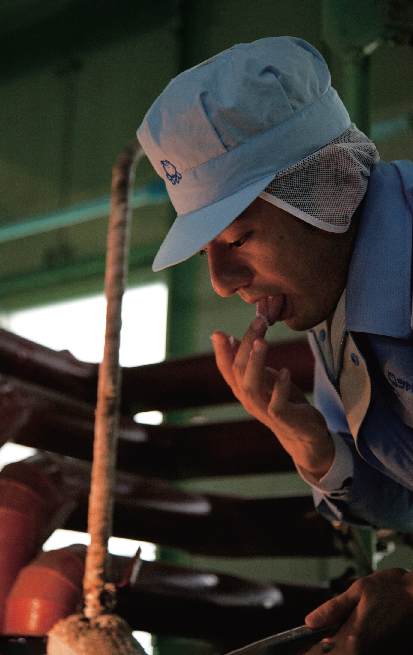 舌を使い、石けんの出来を確かめる森田隼人