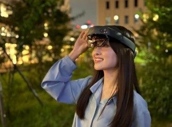 ▲MRゴーグルをつけて「デジタル恐竜パーク」を楽しむ様子