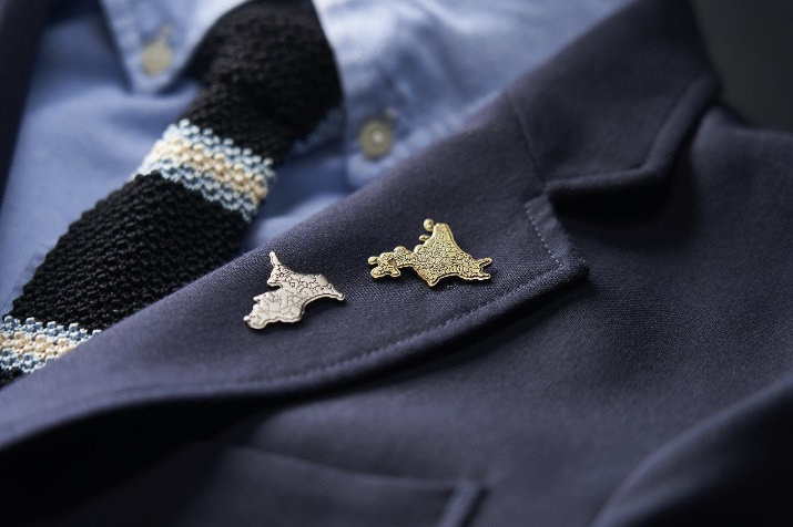 ▲襟元にもさりげなく着けることができるサイズ