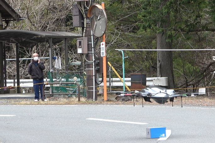 ▲東京の遠隔運用者と、離陸地点スタッフの3者間通話で、着陸地点の状況確認に応じる中津川区長