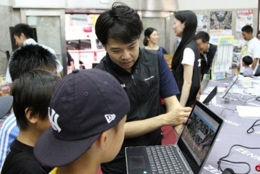 ▲親子向けワークショップで、子どもたちにプログラミング教材「まなっぷ」を活用しながら会場周辺の危険箇所などを一緒にチェックしました。