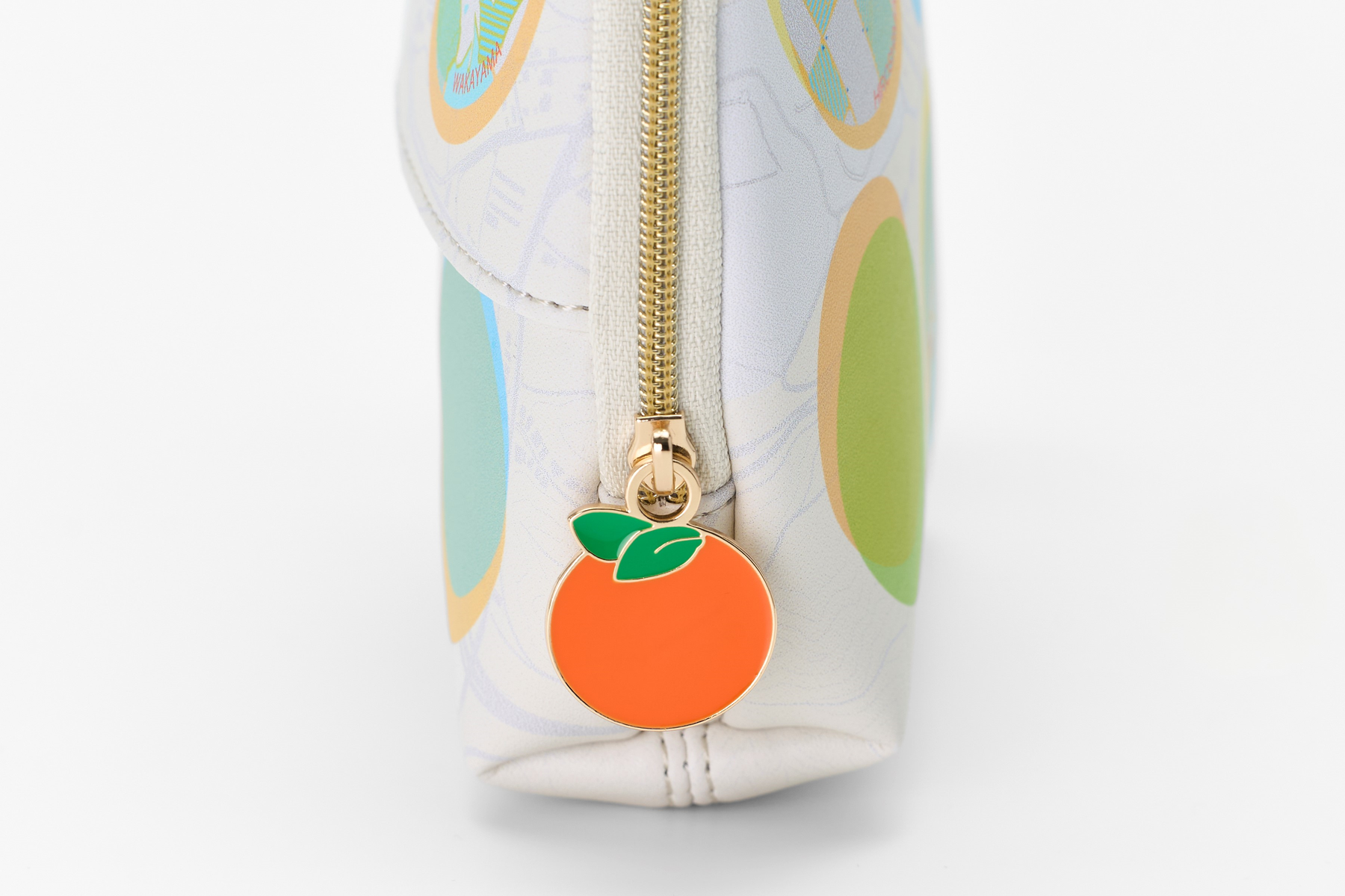 ▲ティッシュポーチのファスナーにはフルーツのチャーム付き （写真は、オレンジのティッシュポーチ）
