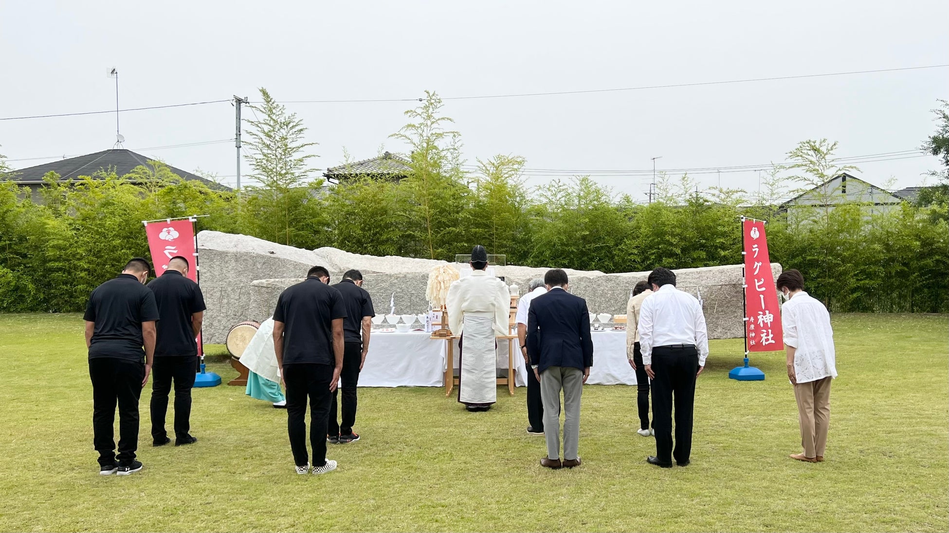 リーグワン初代王者の埼玉パナソニックワイルドナイツ選手が参列し大祭を斎行。ラグビーの熱気を地域の活気へつなげる為、優勝イベントも開催いたしました。