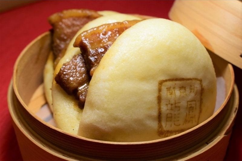 看板の「龍鳳さんの角煮バーガー」