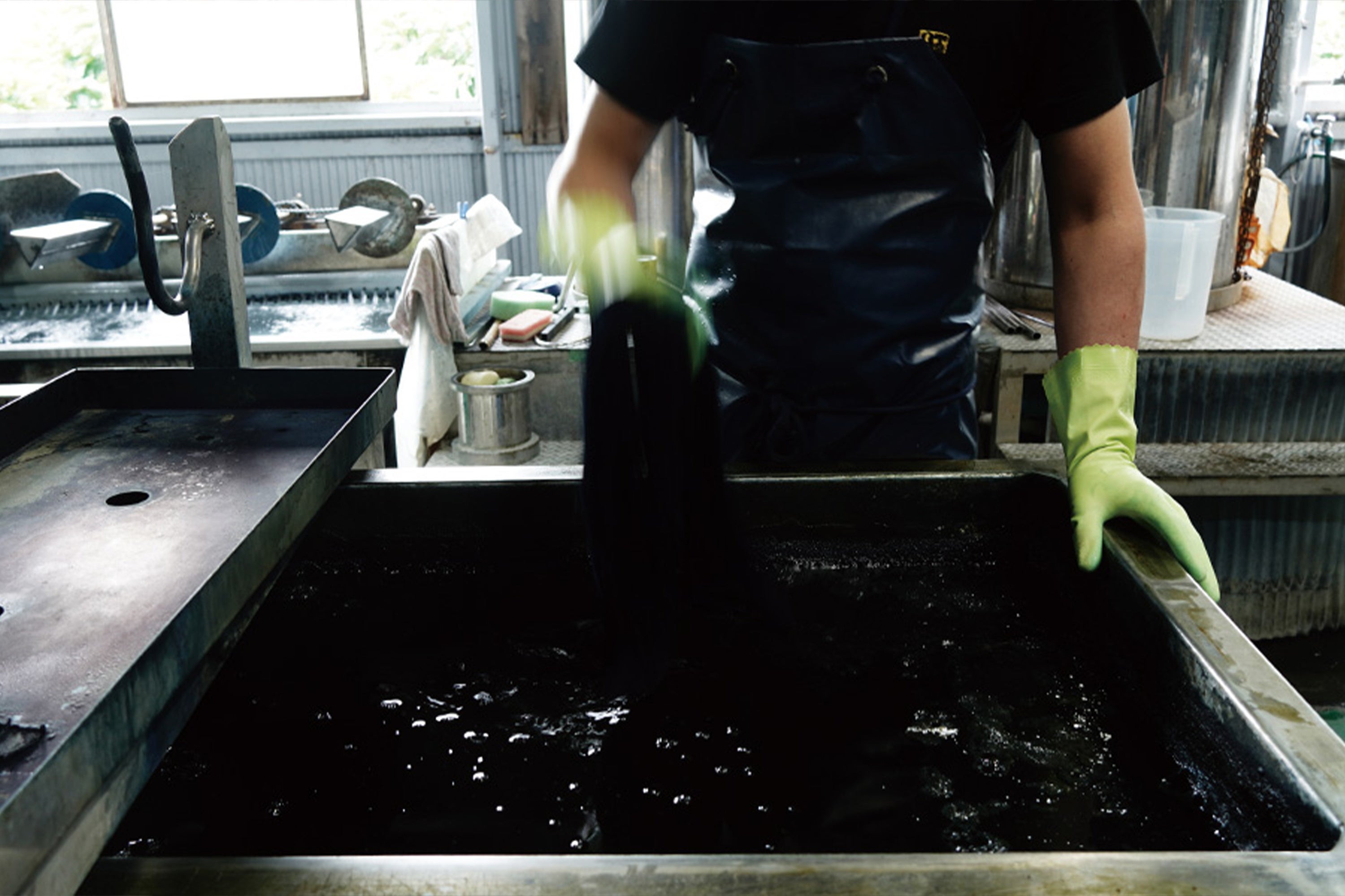 染めと洗いを繰り返すことで藍色を表現する枷染め