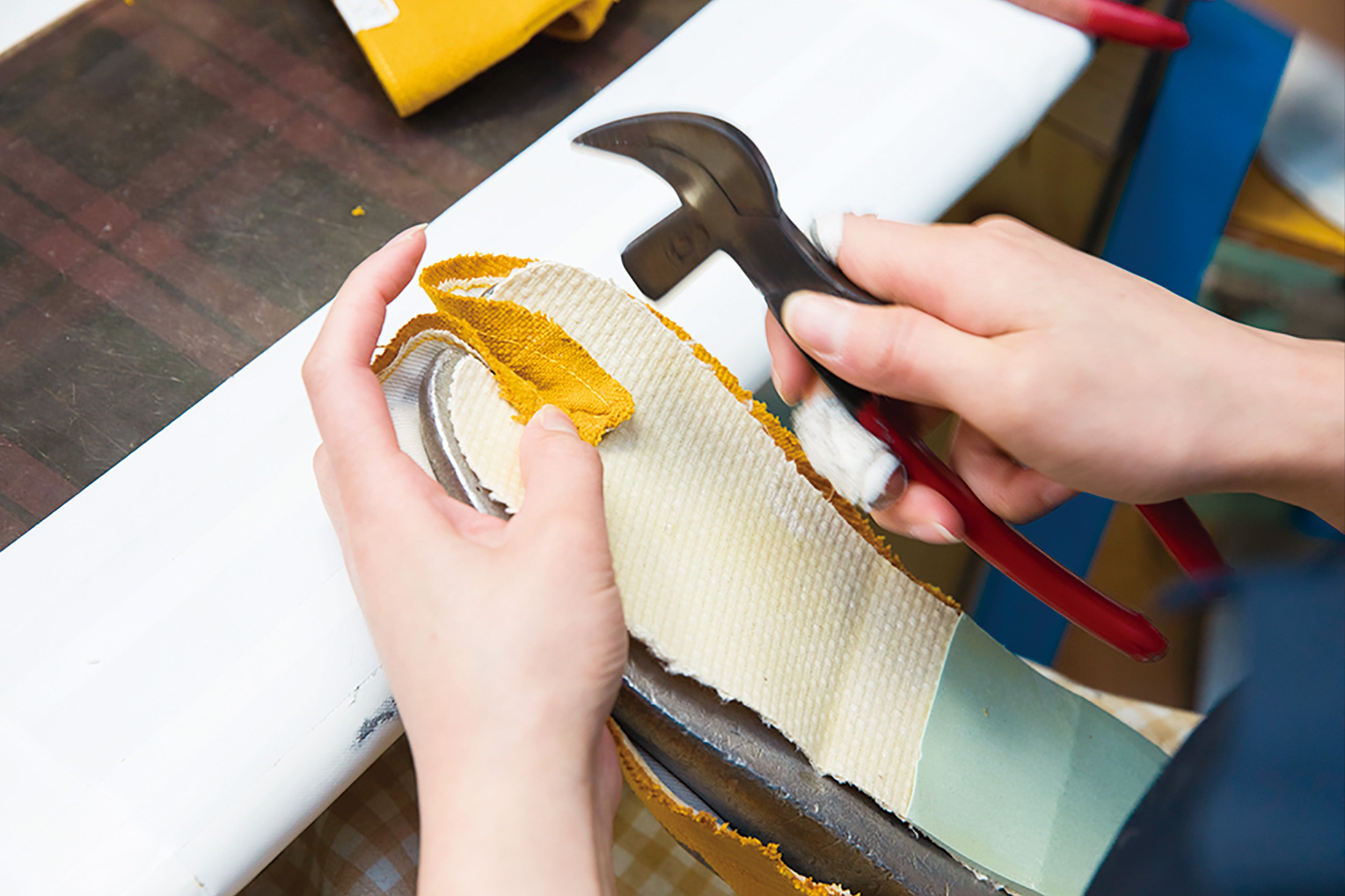 熟練の技術が必要な「釣り込み」作業