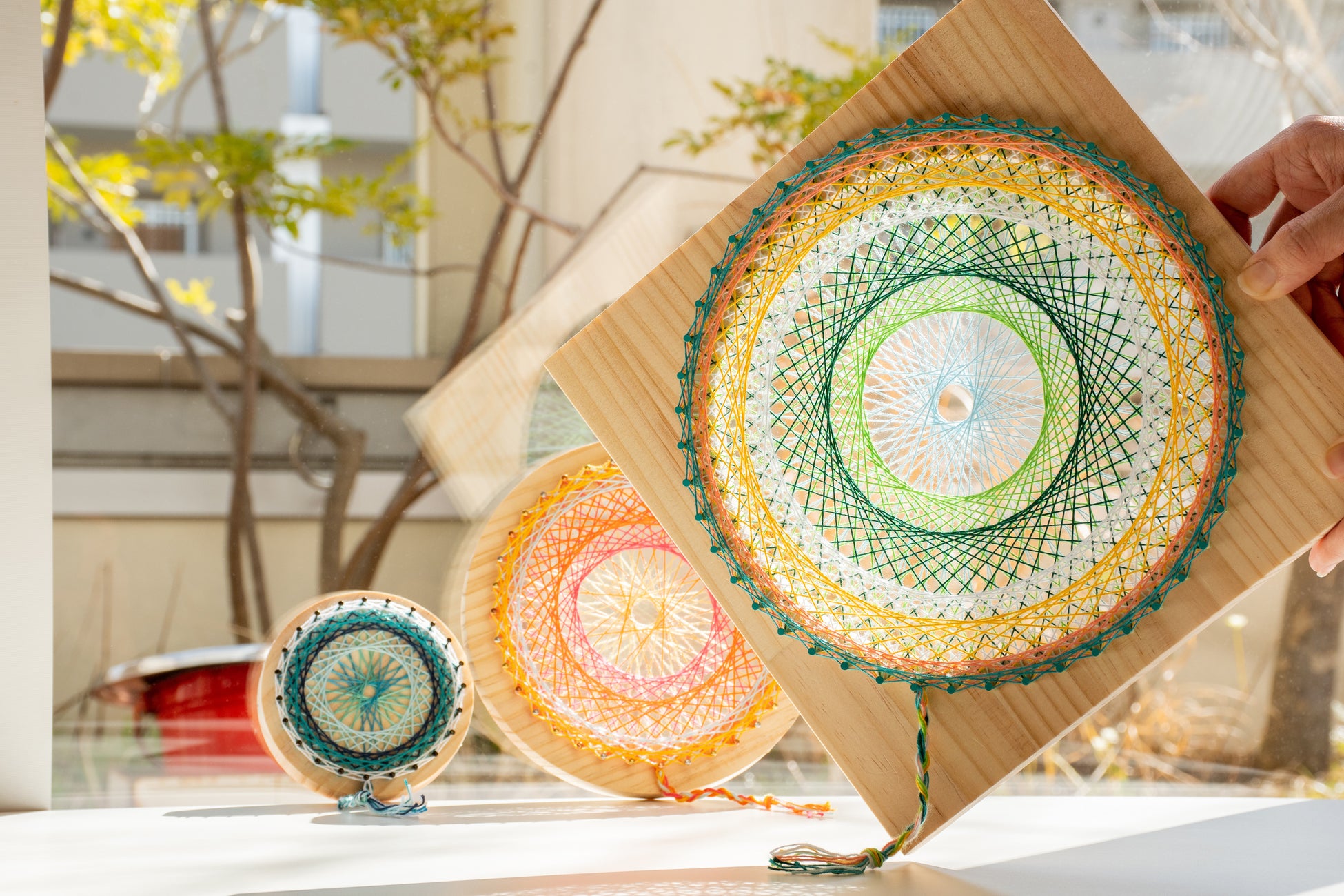 透け感が美しい 糸かけ曼荼羅やストリングアートを楽しめる 丸型木材 3枚セット を販売開始 若井ホールディングス株式会社のプレスリリース 透け感が美しい 糸かけ曼荼羅やストリングアートを楽しめる 丸型木材 3枚セット を販売開始 若井ホールディングス株式会社のプレスリリース