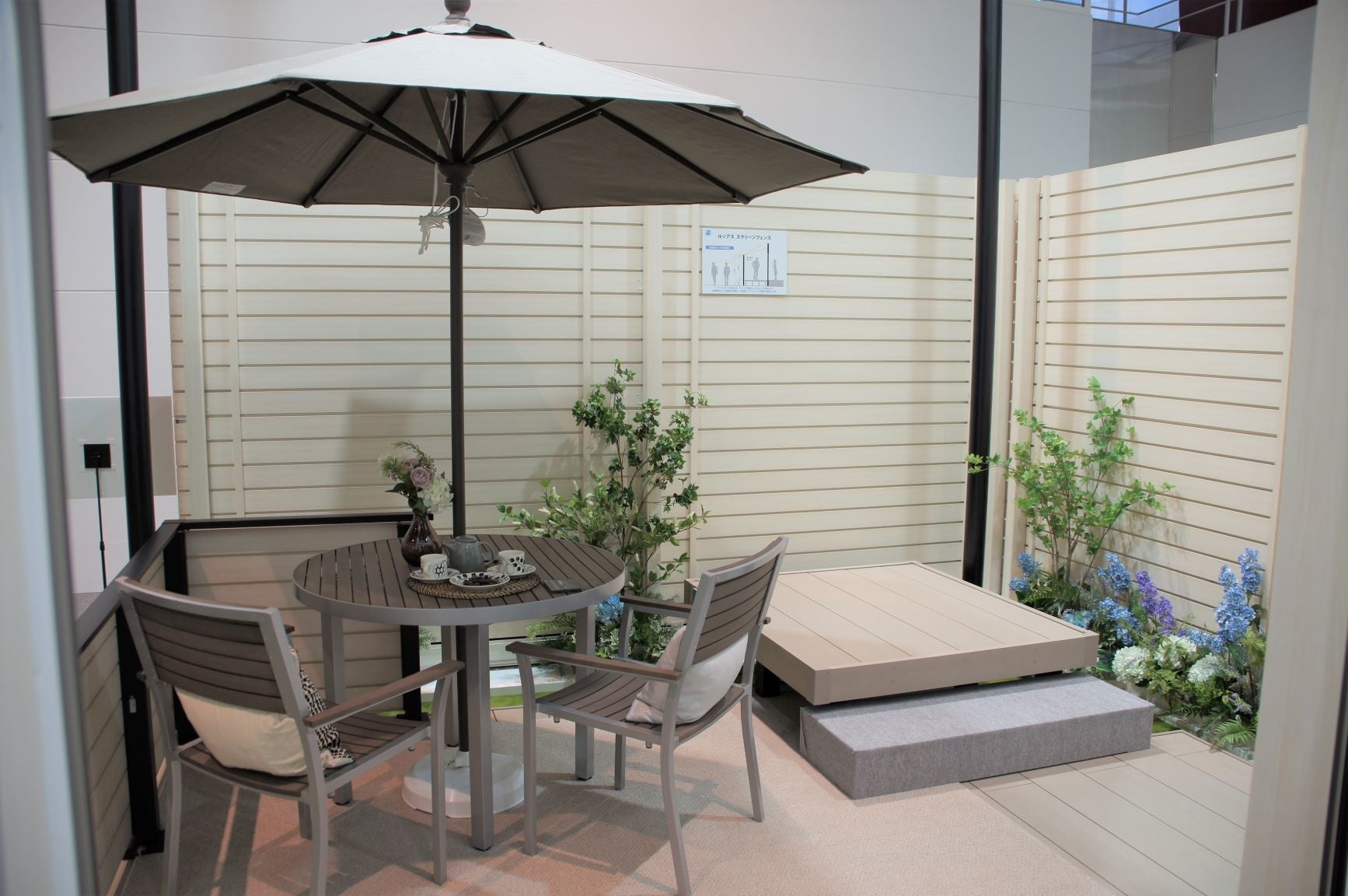 変化のある庭空間　「リウッドデッキ200」「ルシアス スクリーンフェンス