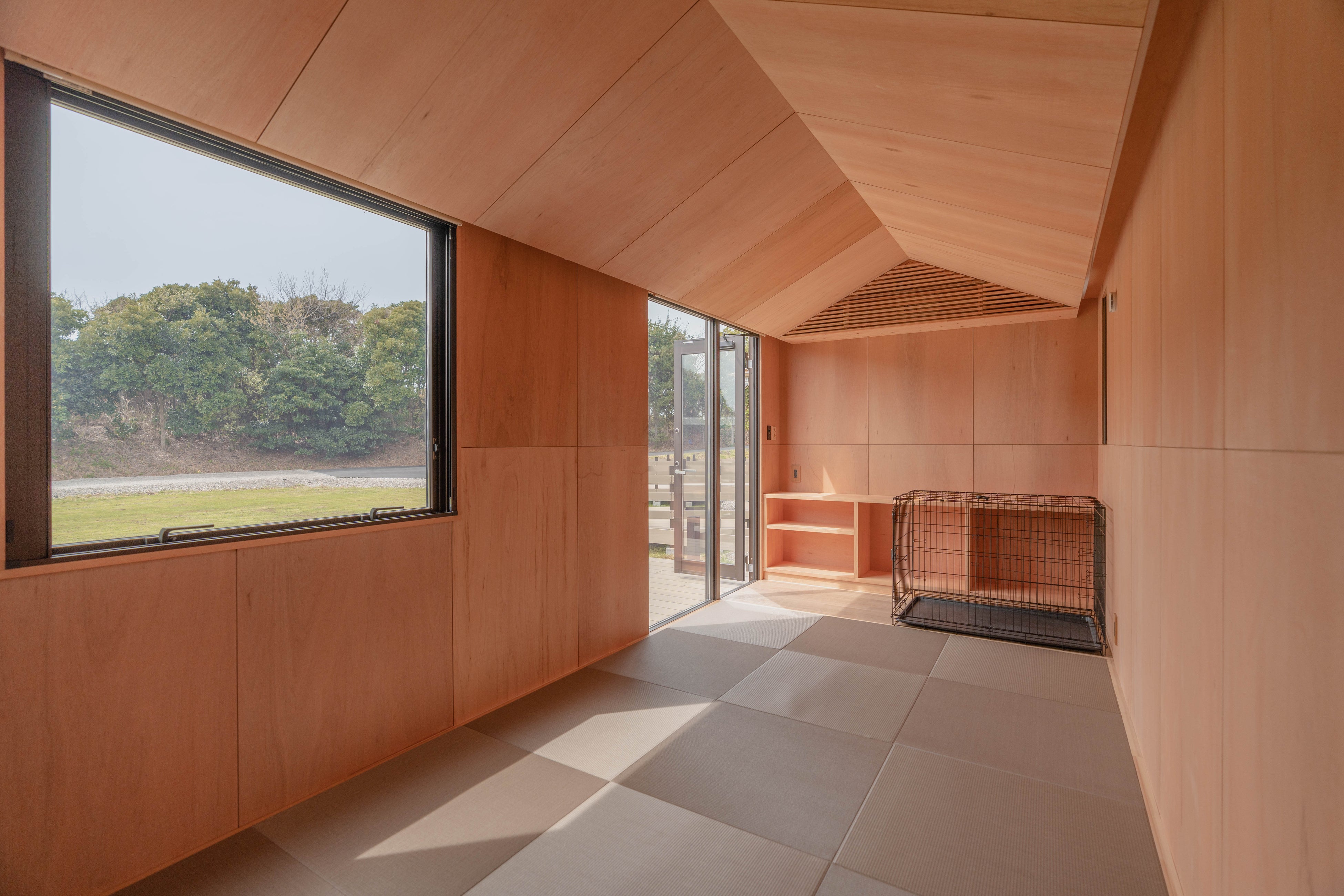 森のキャビン　内観