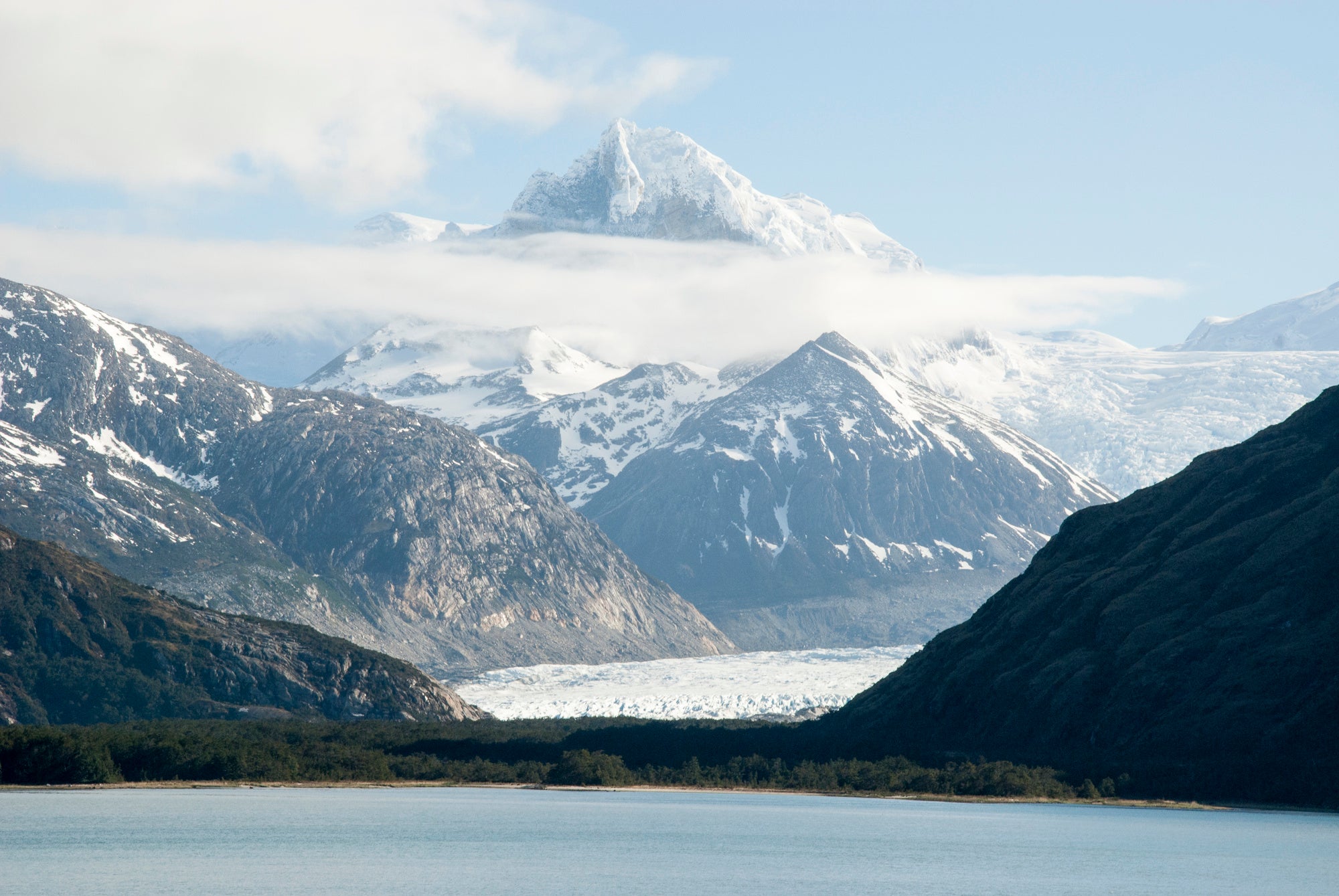 南米パタゴニアに位置する氷河地帯を船室から望む