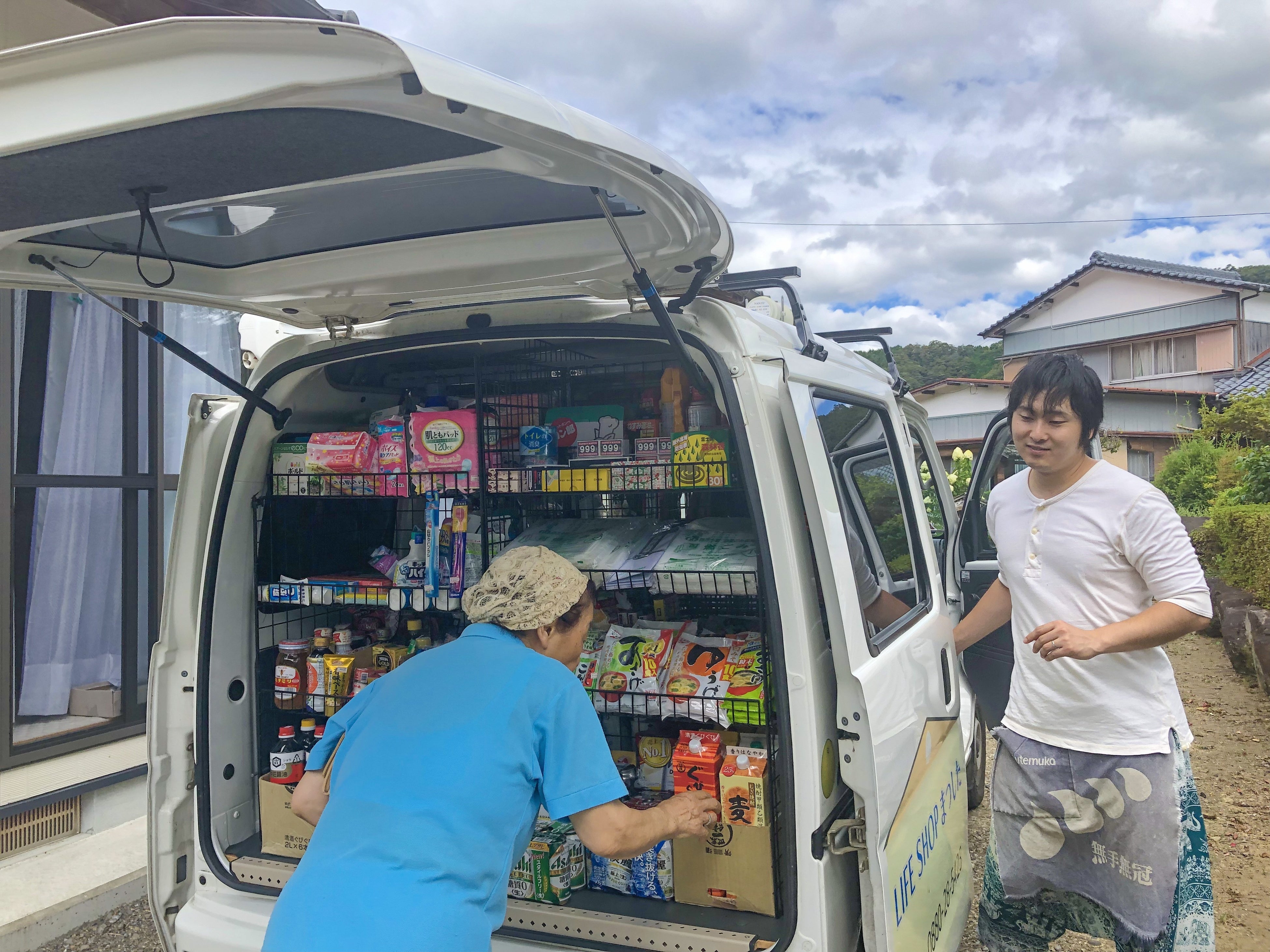 高齢者の方へ食品や生活用品を届ける松下さん