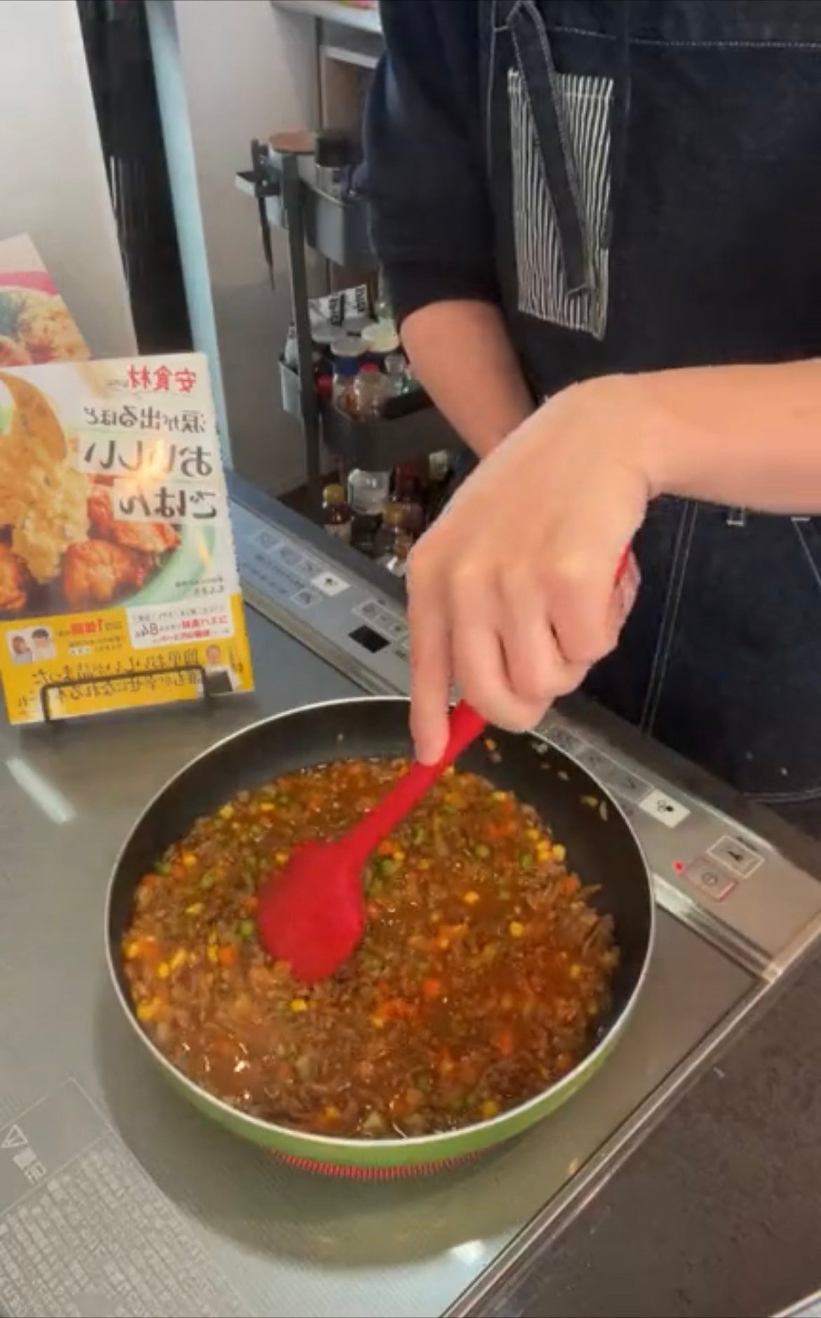 「もんきち実家の味　ドライカレー」の配信の様子