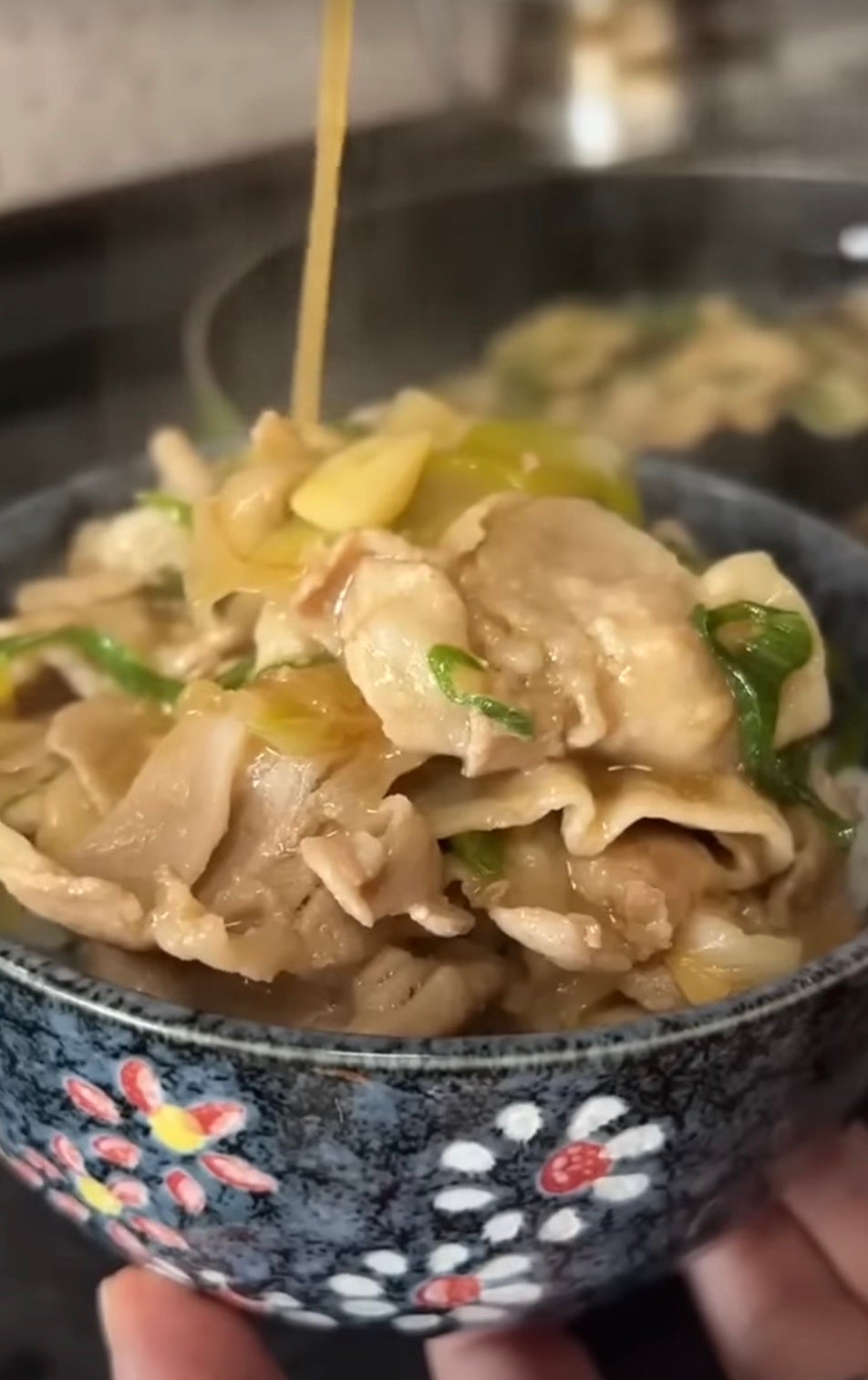 「ガツンとにんにくスタミナ丼」の動画