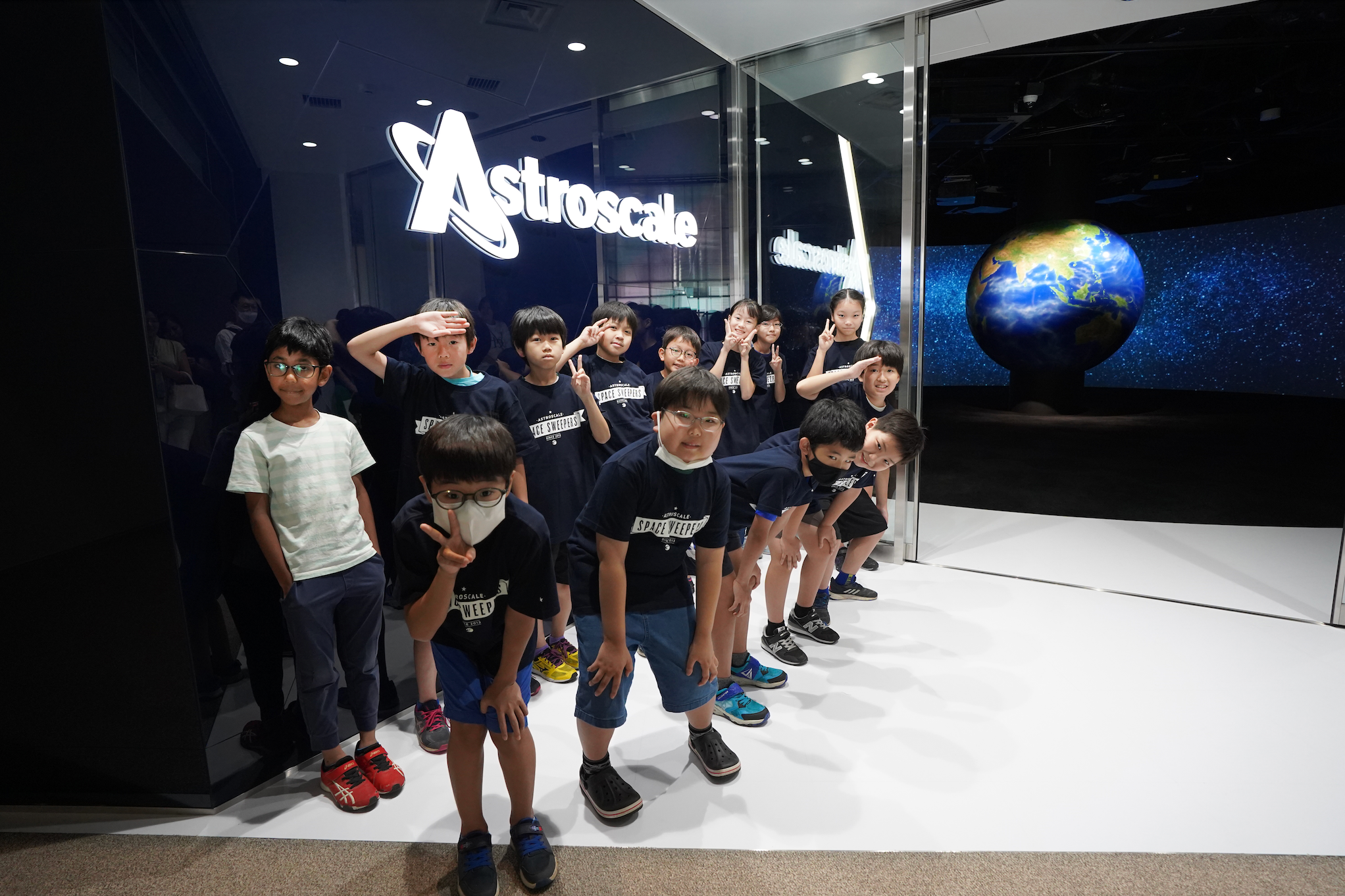 アストロスケールのオリジナルTシャツを着て記念撮影