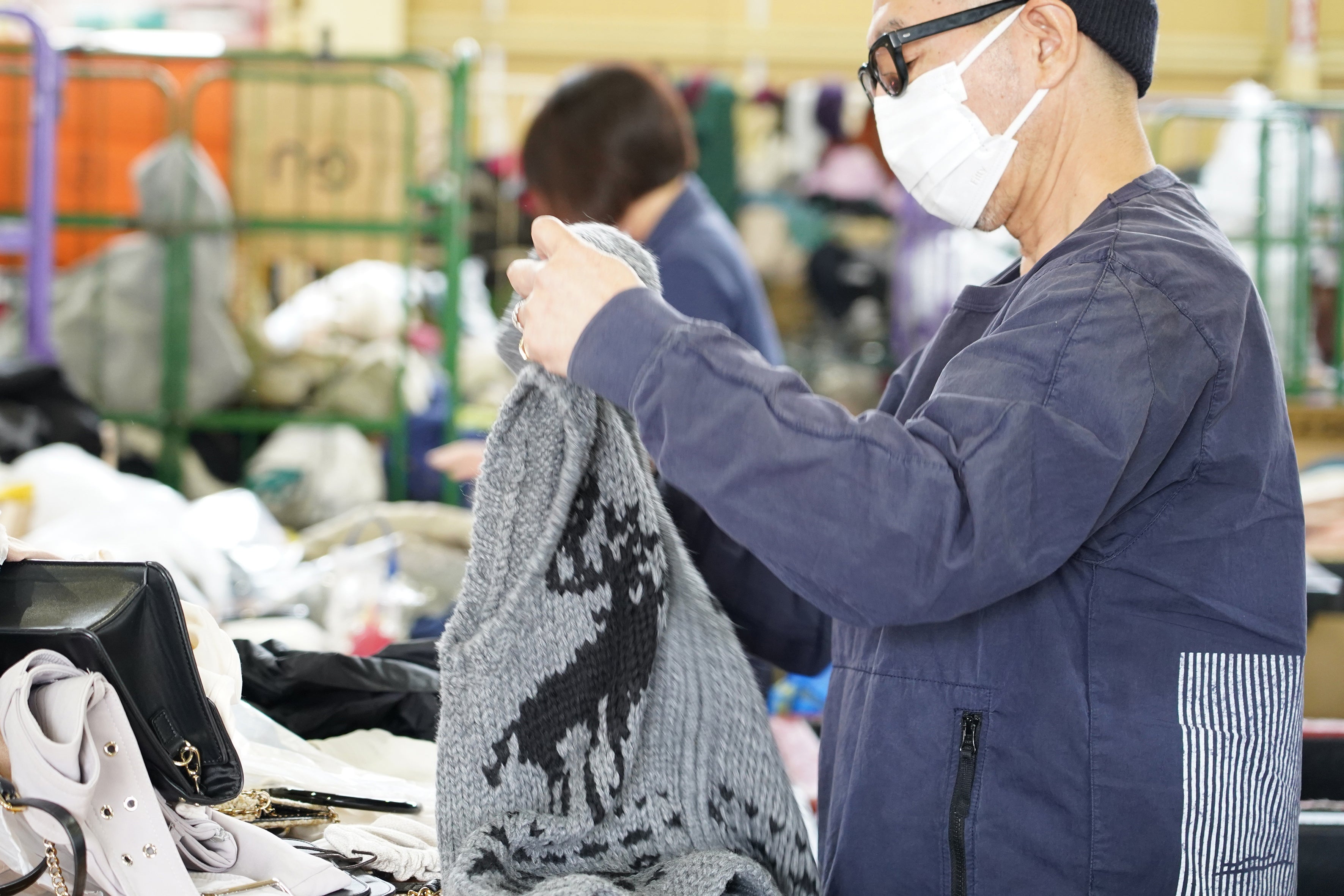 ecommit 循環センター　衣類選別の様子