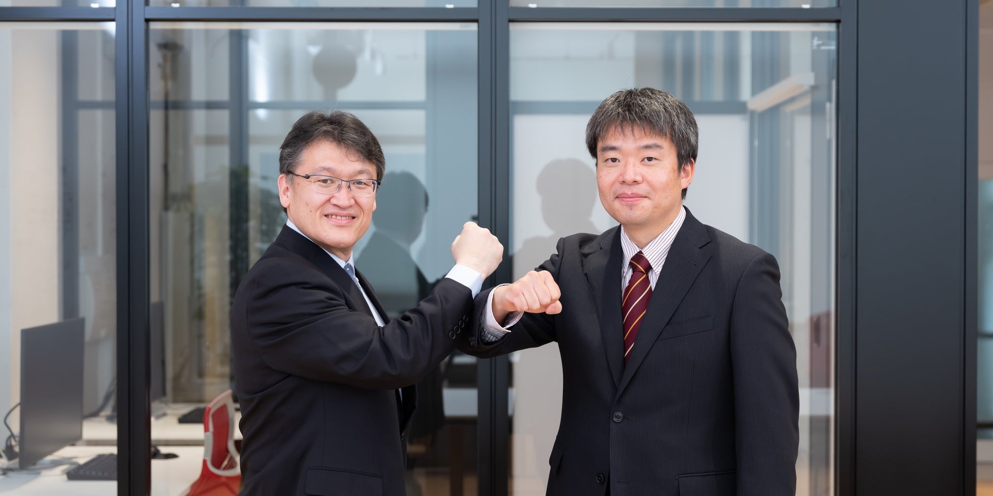 日立 原 憲宏 主管技師長(左)と東大生研 合田 和生 准教授(右) (撮影時のみマスクを外しています)