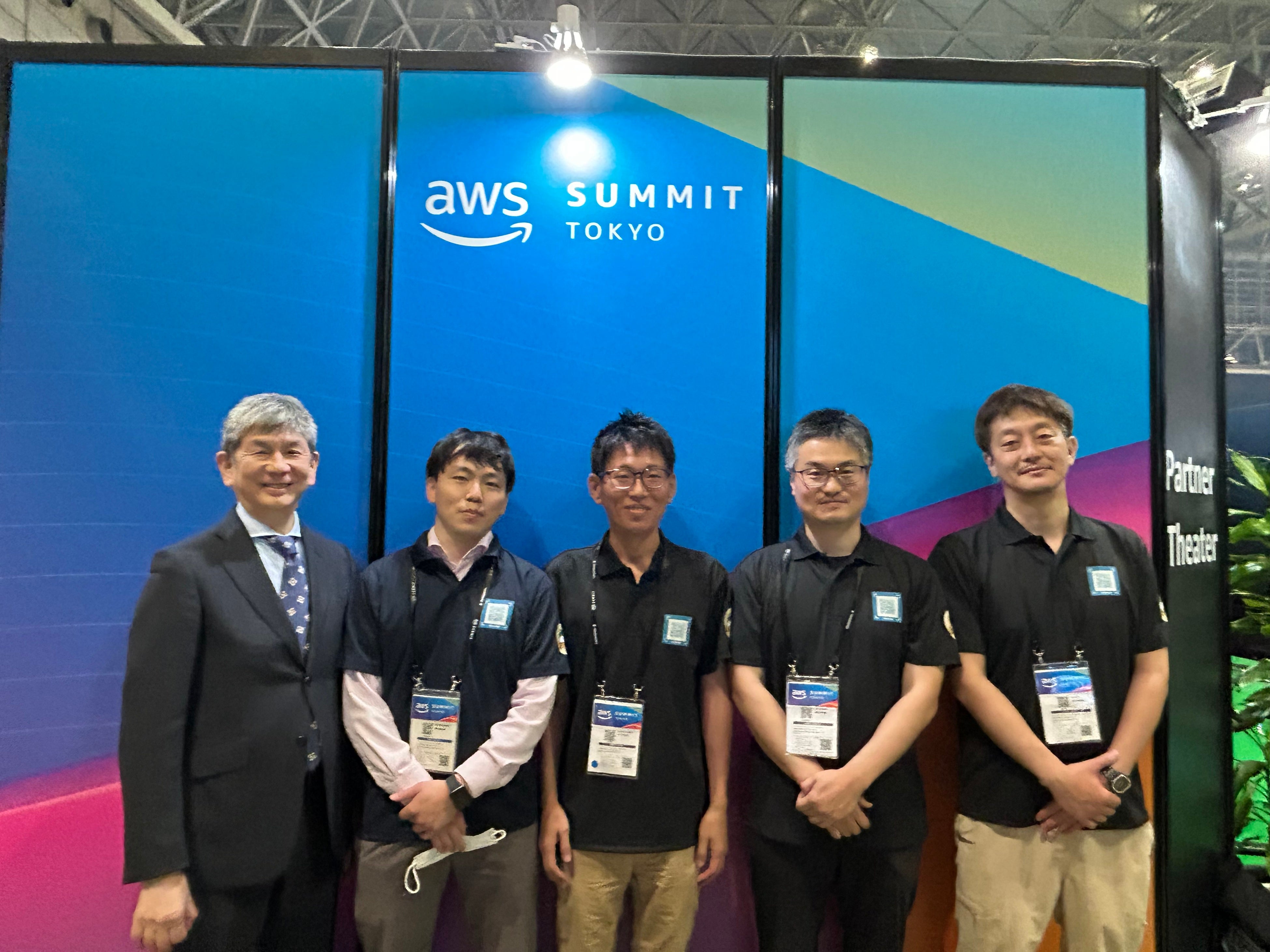 写真左からAWSジャパンの渡邉様、Jr. Champions受賞の福元さん、Top Engineers受賞の早川さん、Ambassadors受賞の富田さん、三木さん